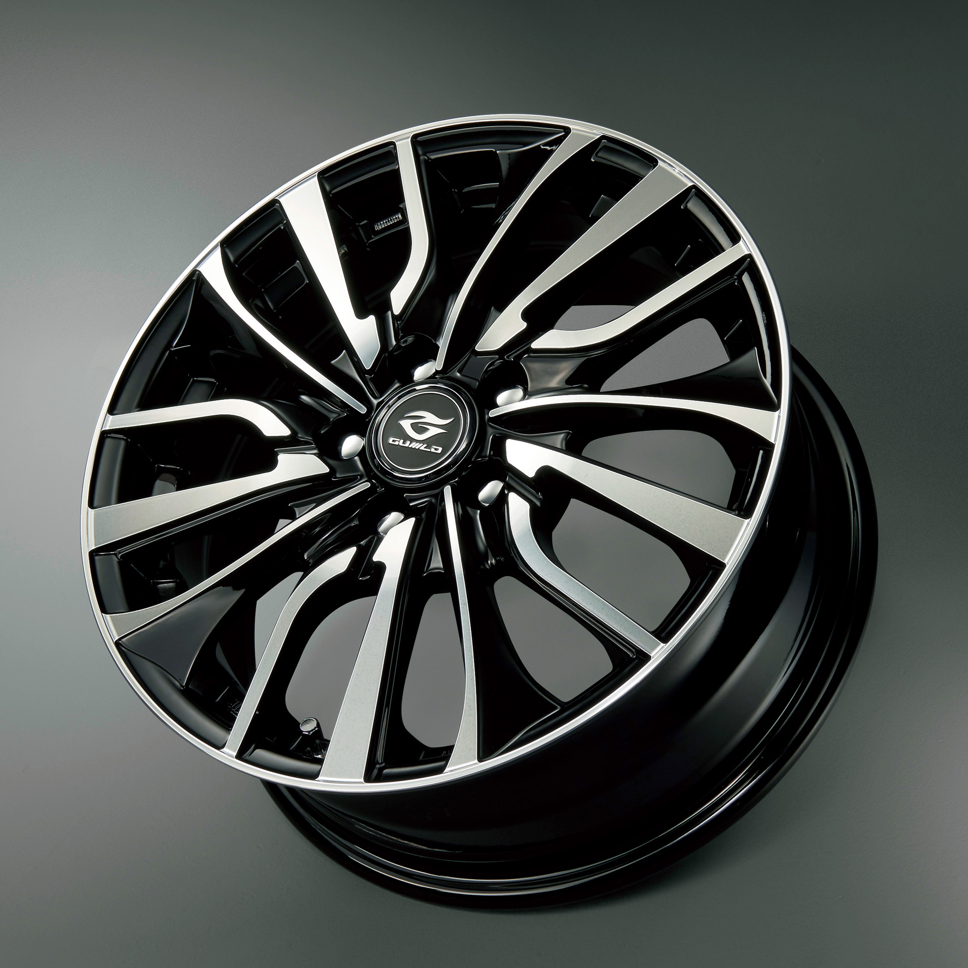 15インチアルミホイルのカラーは、ウェッズギルド VT〈ブラック×ポリッシュ〉で、5万2800円（1台分）