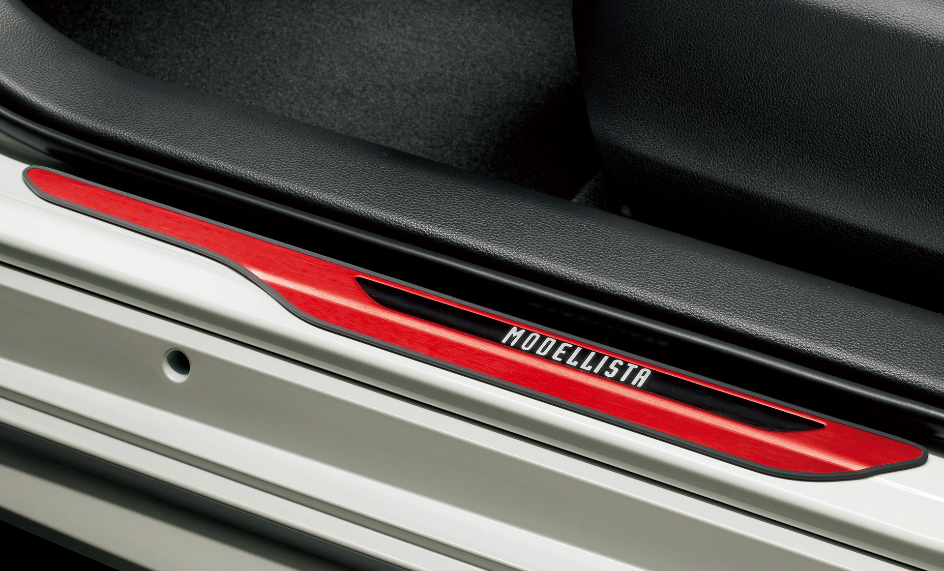 スカッフプレート（レッド×ブラックエンブレム）は2万3100円（4枚/1台分）