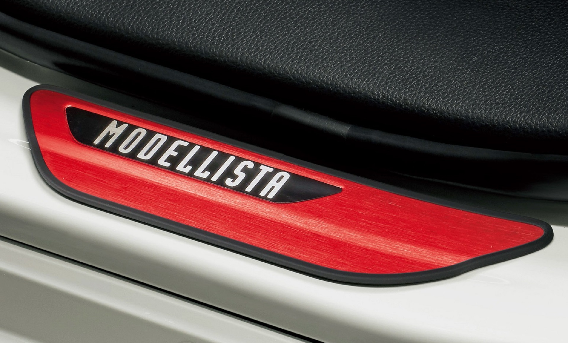 スカッフプレート（レッド×ブラックエンブレム）は2万3100円（4枚/1台分）