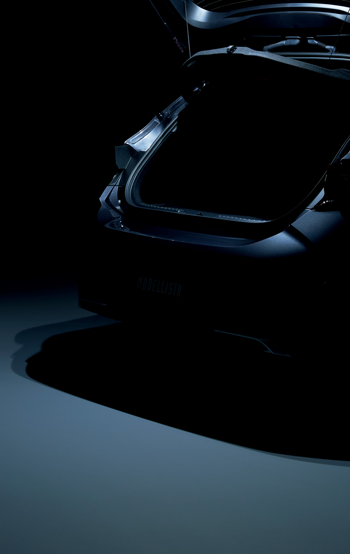 LEDで明るく照らし夜間の作業性などを向上させるラゲージLEDは2万5300円