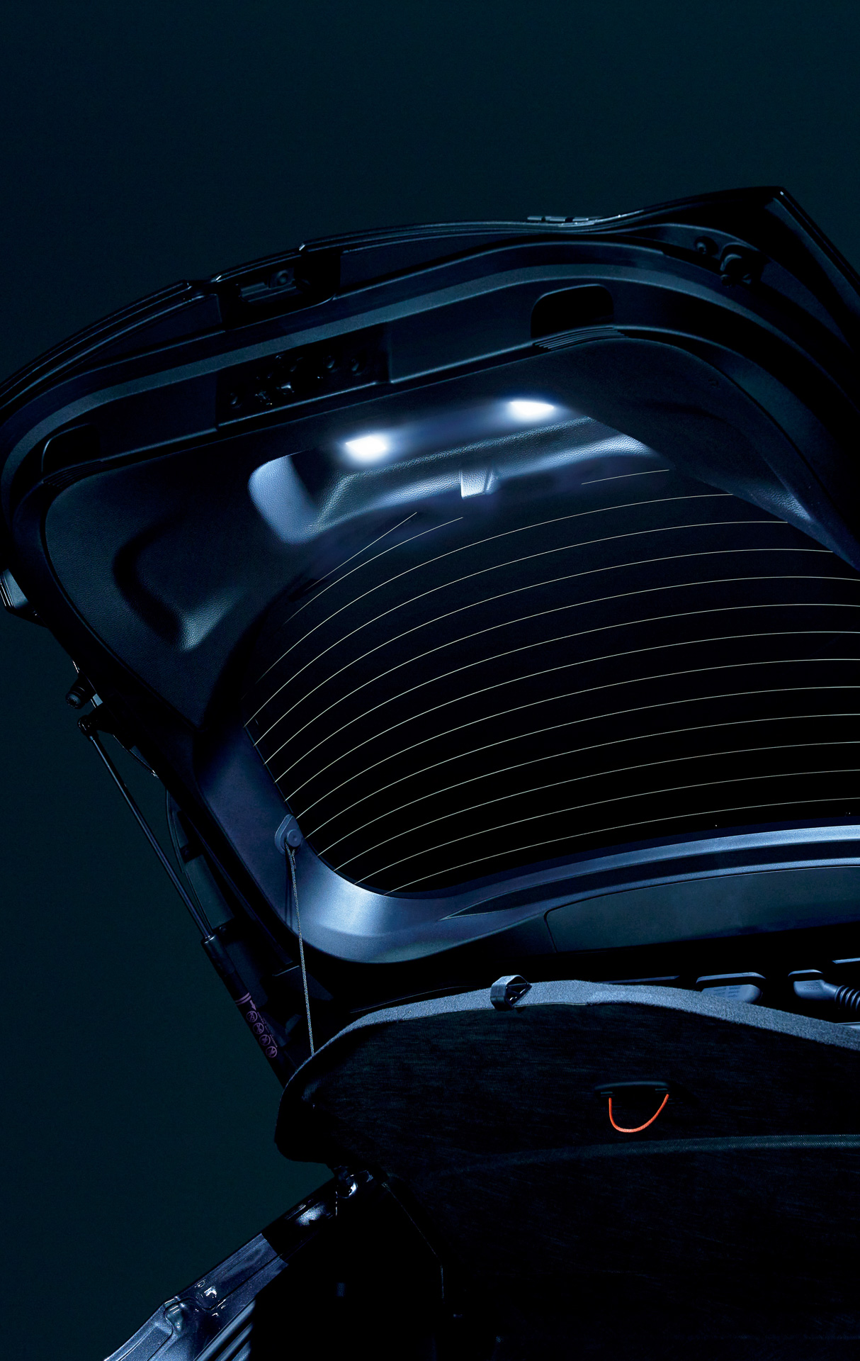 LEDで明るく照らし夜間の作業性などを向上させるラゲージLEDは2万5300円