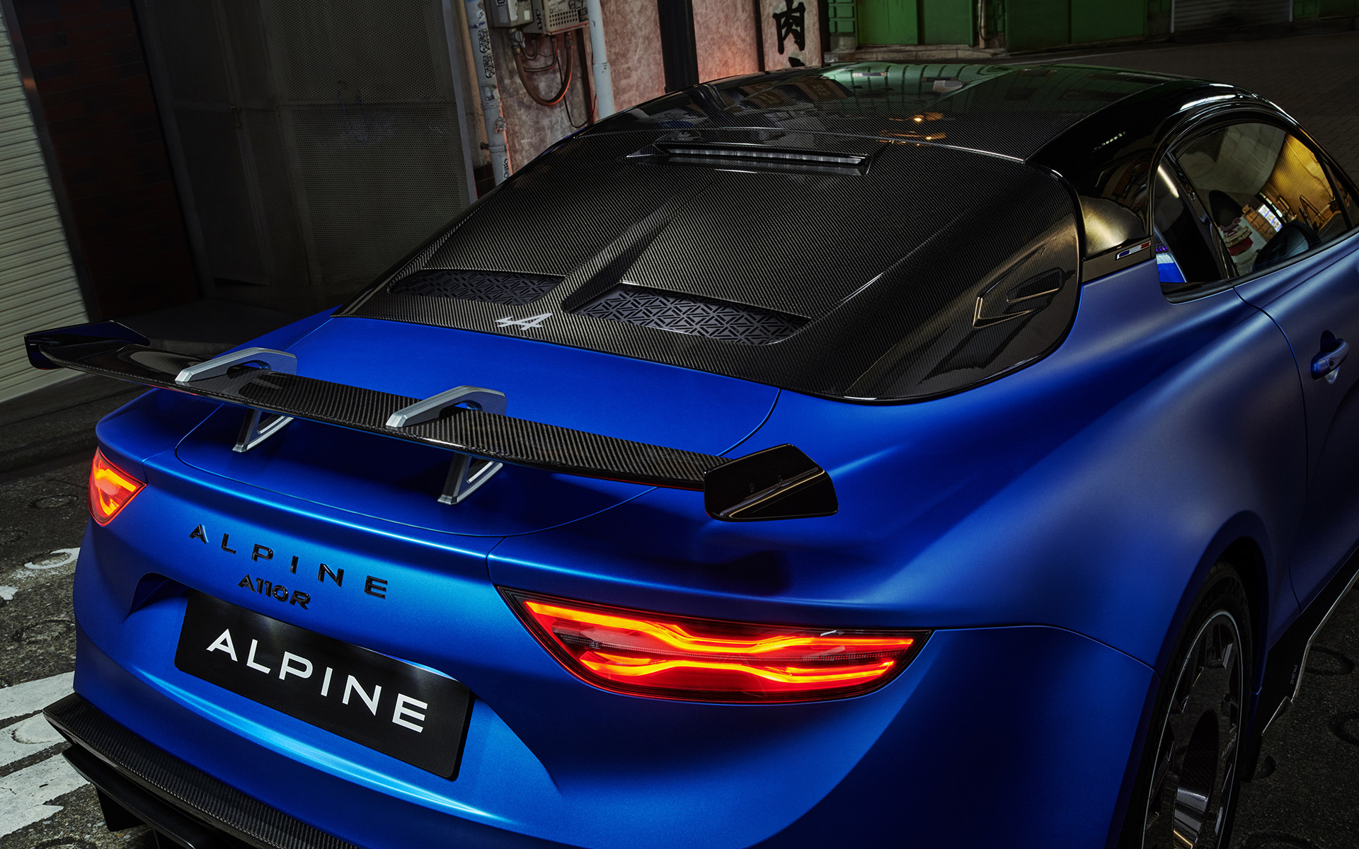 A110シリーズでは初の試みとなるボンネットやリアウィンドウ、ディフューザーなどのパーツのデザインを見直した