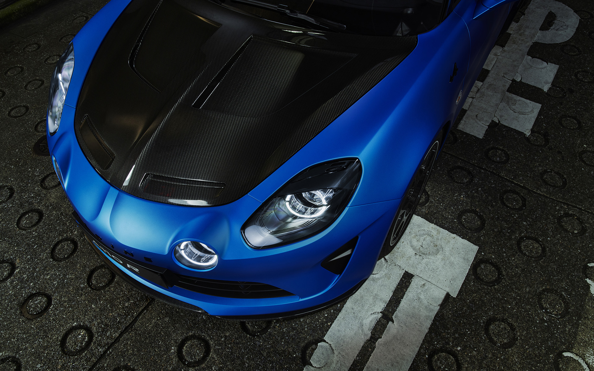 A110シリーズでは初の試みとなるボンネットやリアウィンドウ、ディフューザーなどのパーツのデザインを見直した