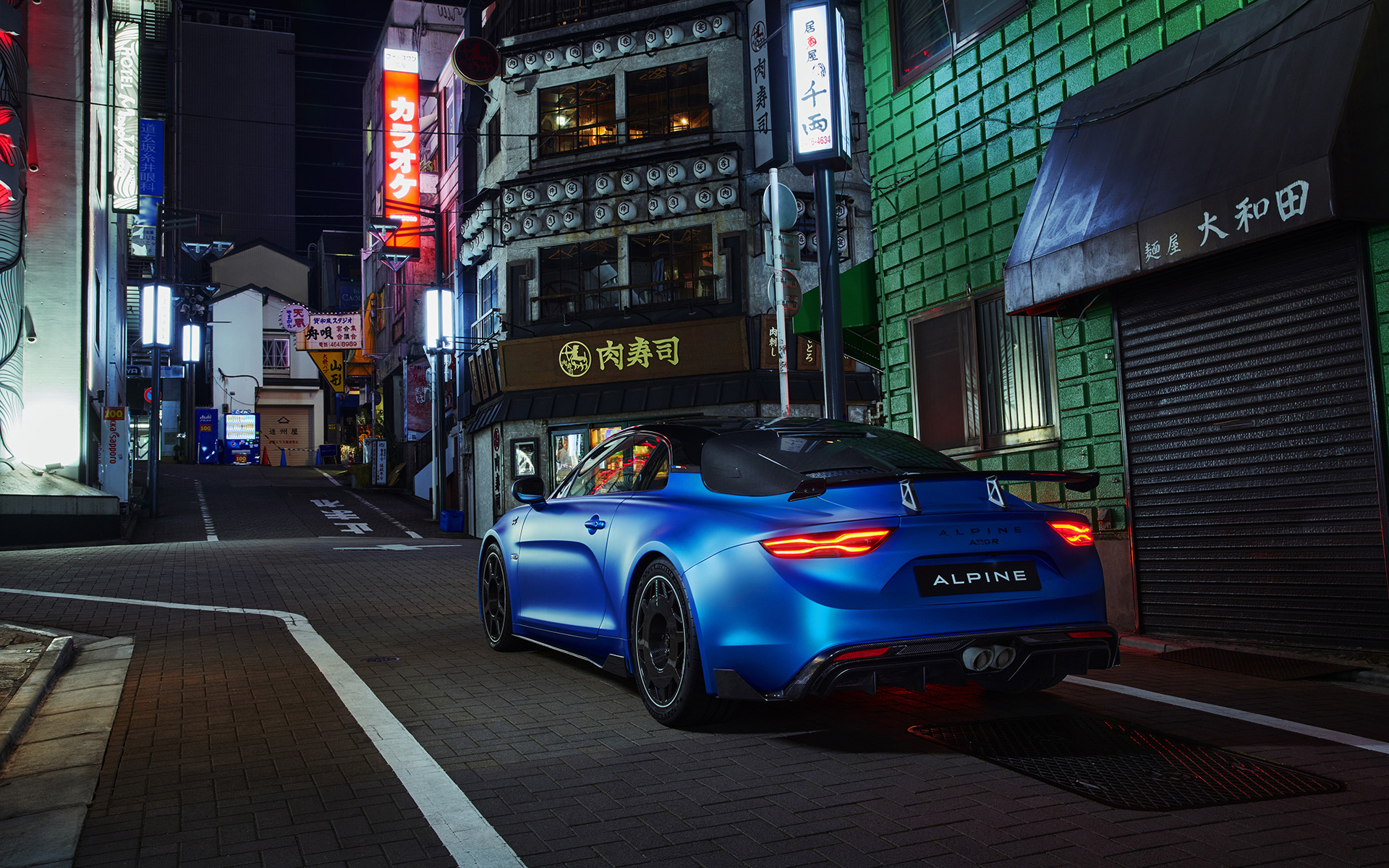 スワンネックマウントのリアスポイラーが目を引くリアスタイル