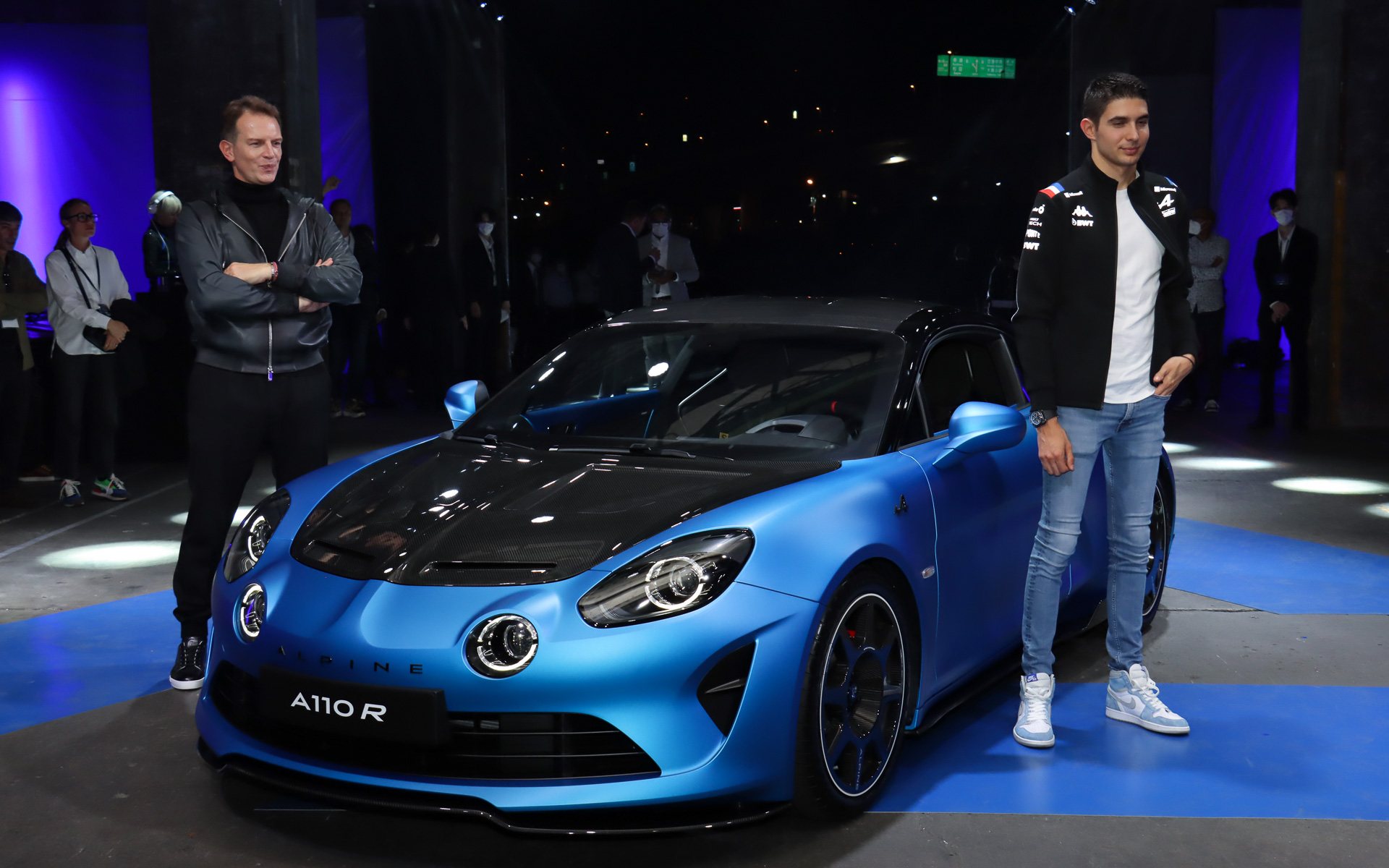 アルピーヌ「A110 R」を世界初公開した発表会でのフォトセッション。左はアルピーヌ CEO ローラン・ロッシ氏、右は週末に開催されるF1日本グランプリに向けて来日したBWT Alpine F1 Teamのエステバン・オコン選手
