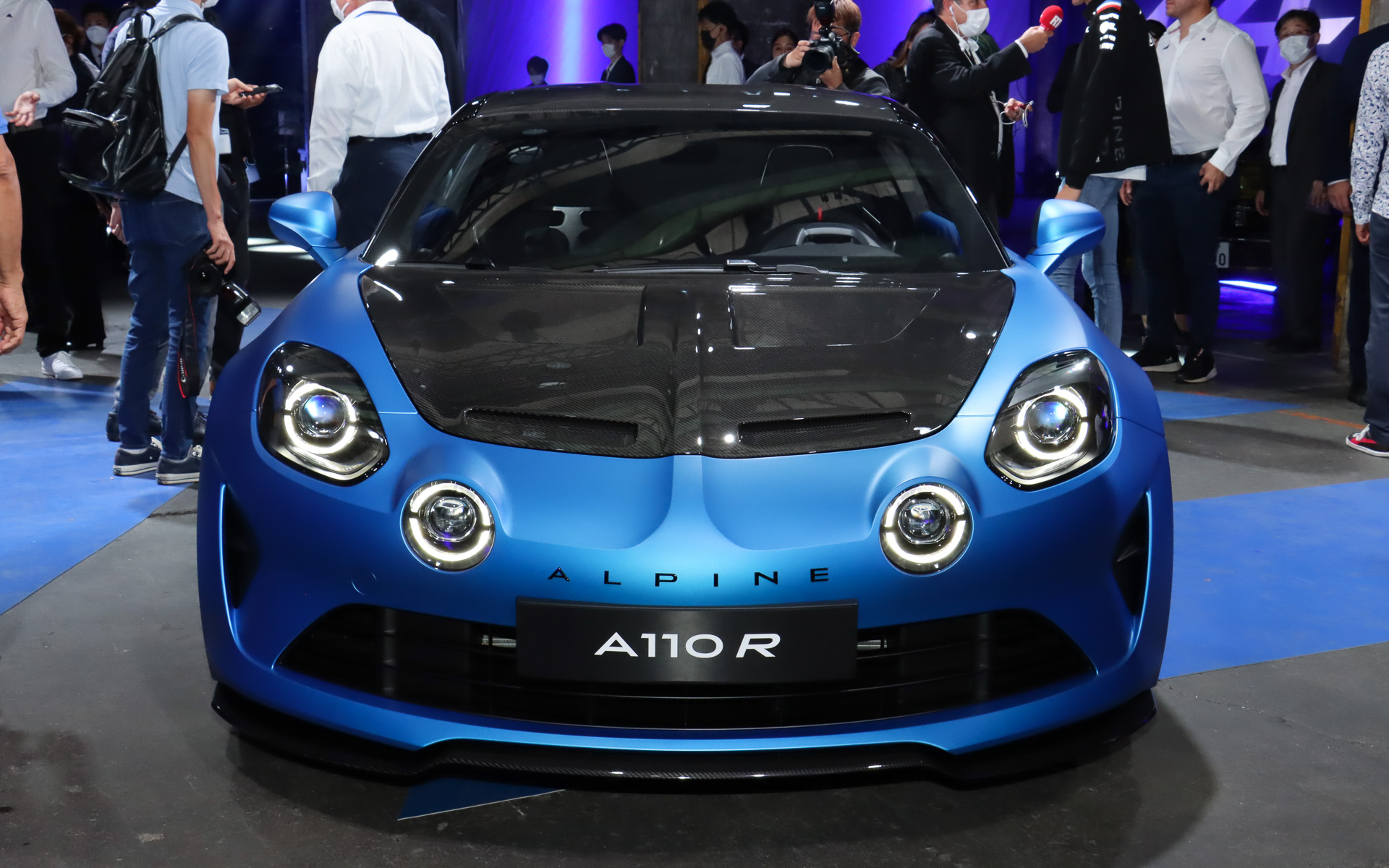 A110 Rの発売記念ボディカラー「レーシングブルーマット」は、F1マシン「ALPINE A522」と同じカラーとなっている