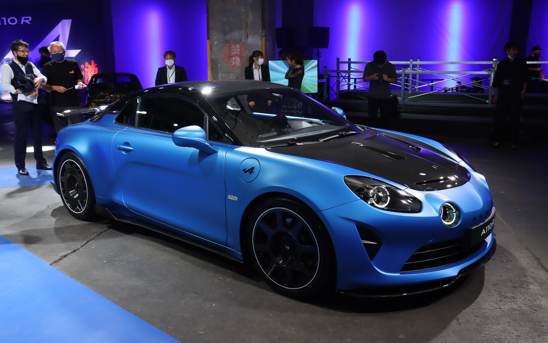 A110 Rの発売記念ボディカラー「レーシングブルーマット」は、F1マシン「ALPINE A522」と同じカラーとなっている