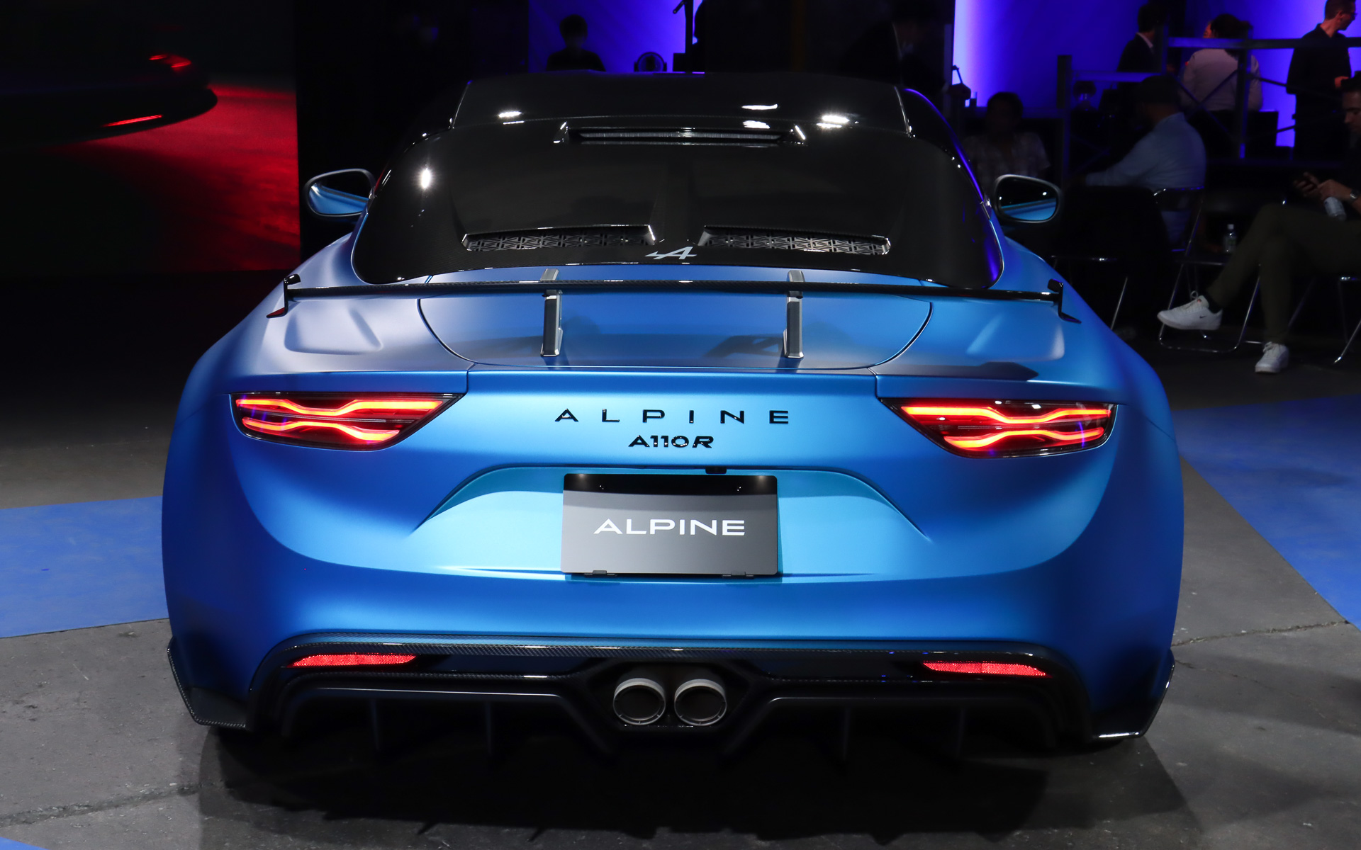 A110 Rの発売記念ボディカラー「レーシングブルーマット」は、F1マシン「ALPINE A522」と同じカラーとなっている