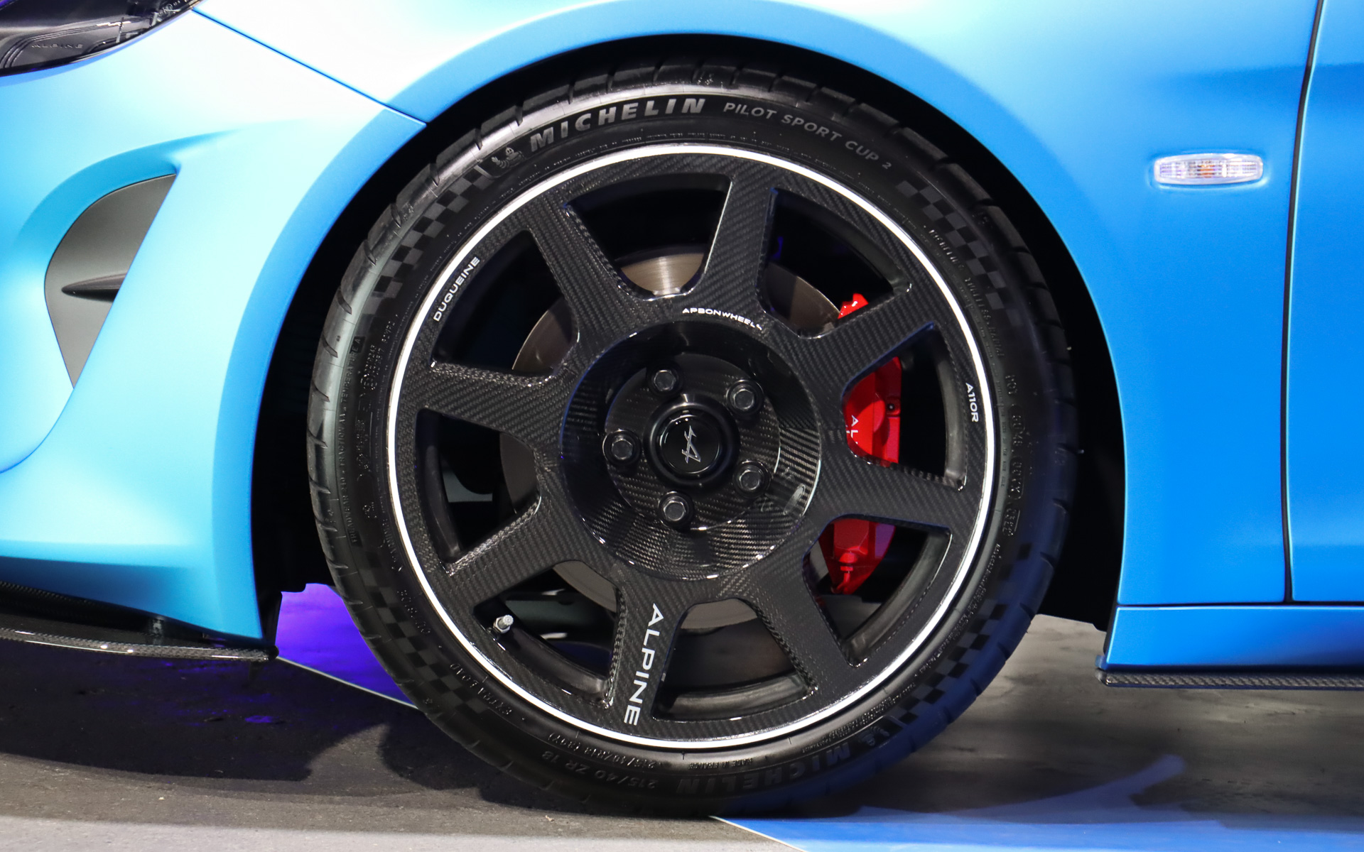 公道走行も可能なセミスリックタイプのハイパフォーマンスタイヤ「ミシュラン パイロット スポーツ カップ2」を標準装備。タイヤサイズはフロントが215/40R18、リアが245/40R18