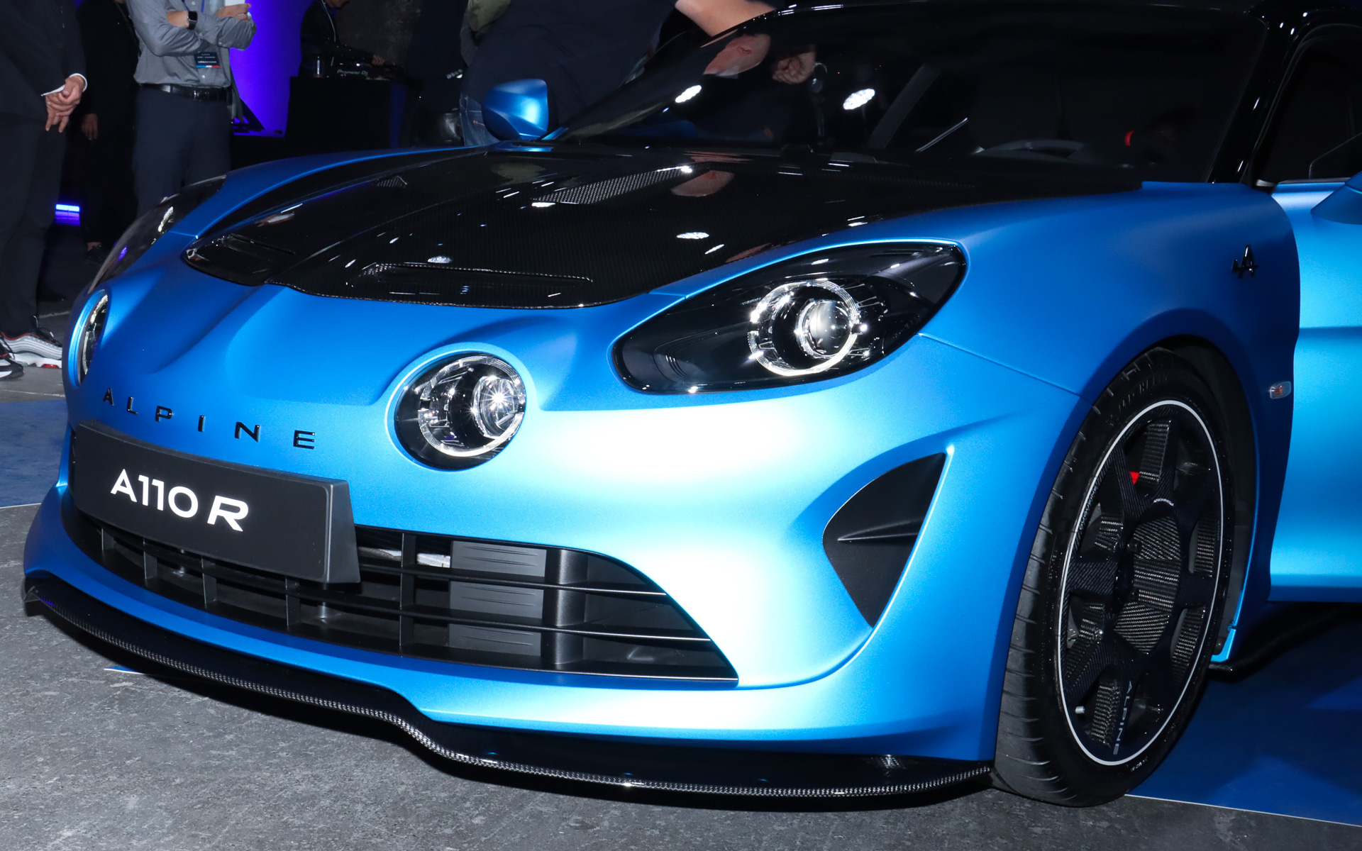 フロント、サイド、リアにカーボンファイバー製のエアロパーツを装備