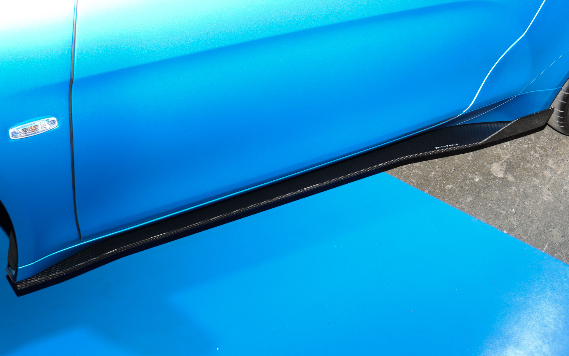 フロント、サイド、リアにカーボンファイバー製のエアロパーツを装備