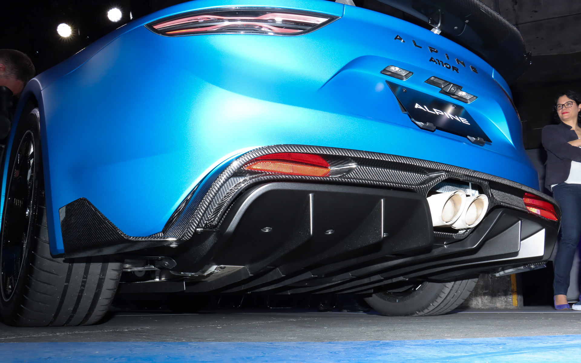 フロント、サイド、リアにカーボンファイバー製のエアロパーツを装備