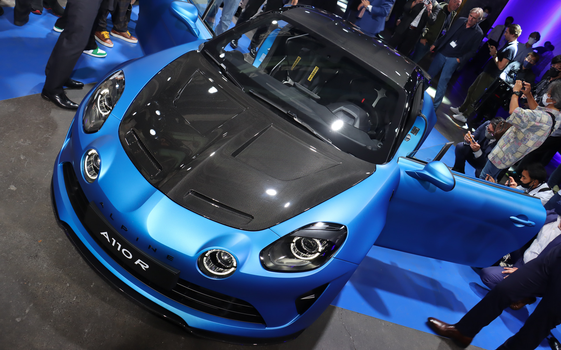 ボンネットやリアウィンドウなどもカーボン製として軽量化を追求。車両重量は1082kgとなっている