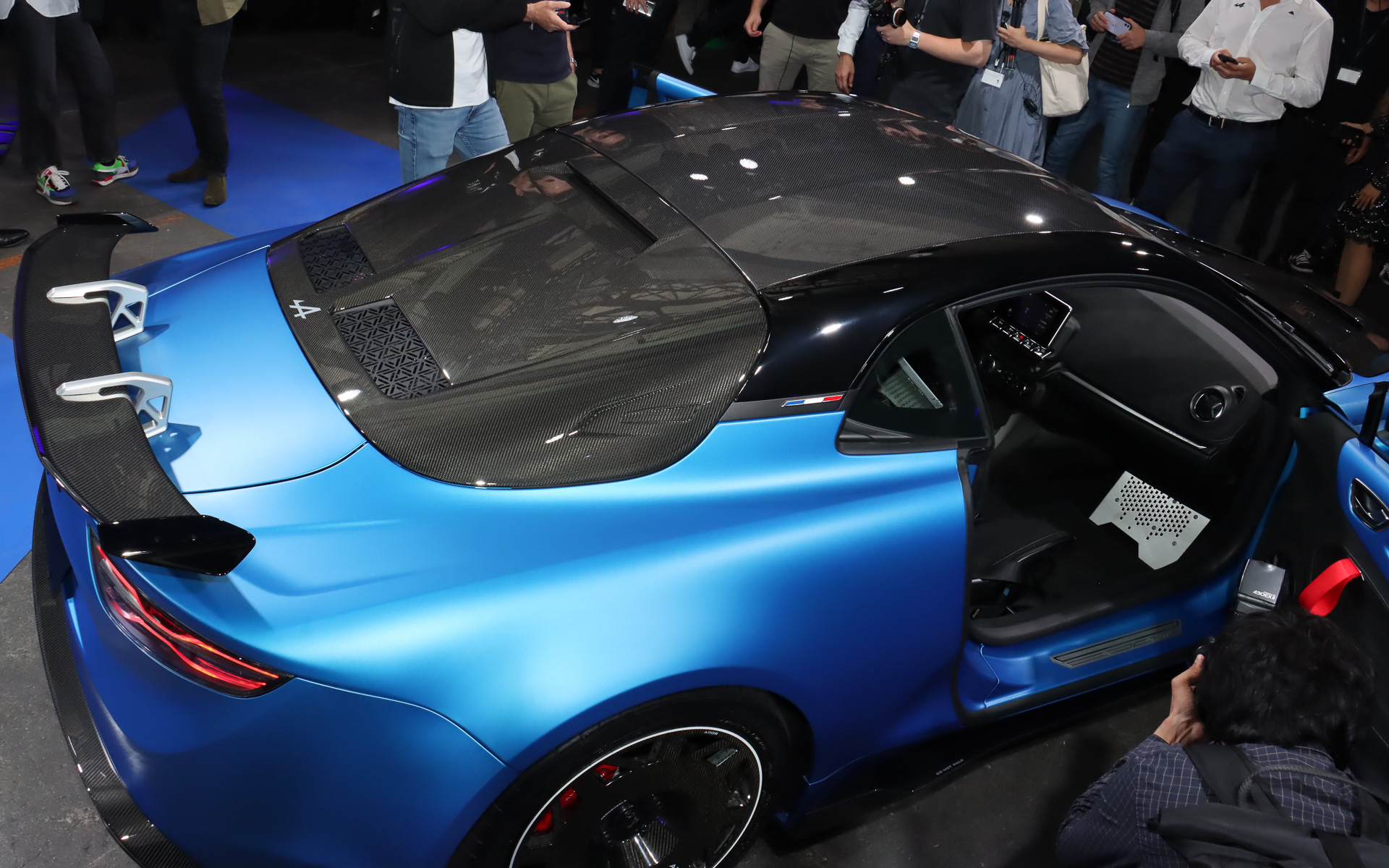 ボンネットやリアウィンドウなどもカーボン製として軽量化を追求。車両重量は1082kgとなっている