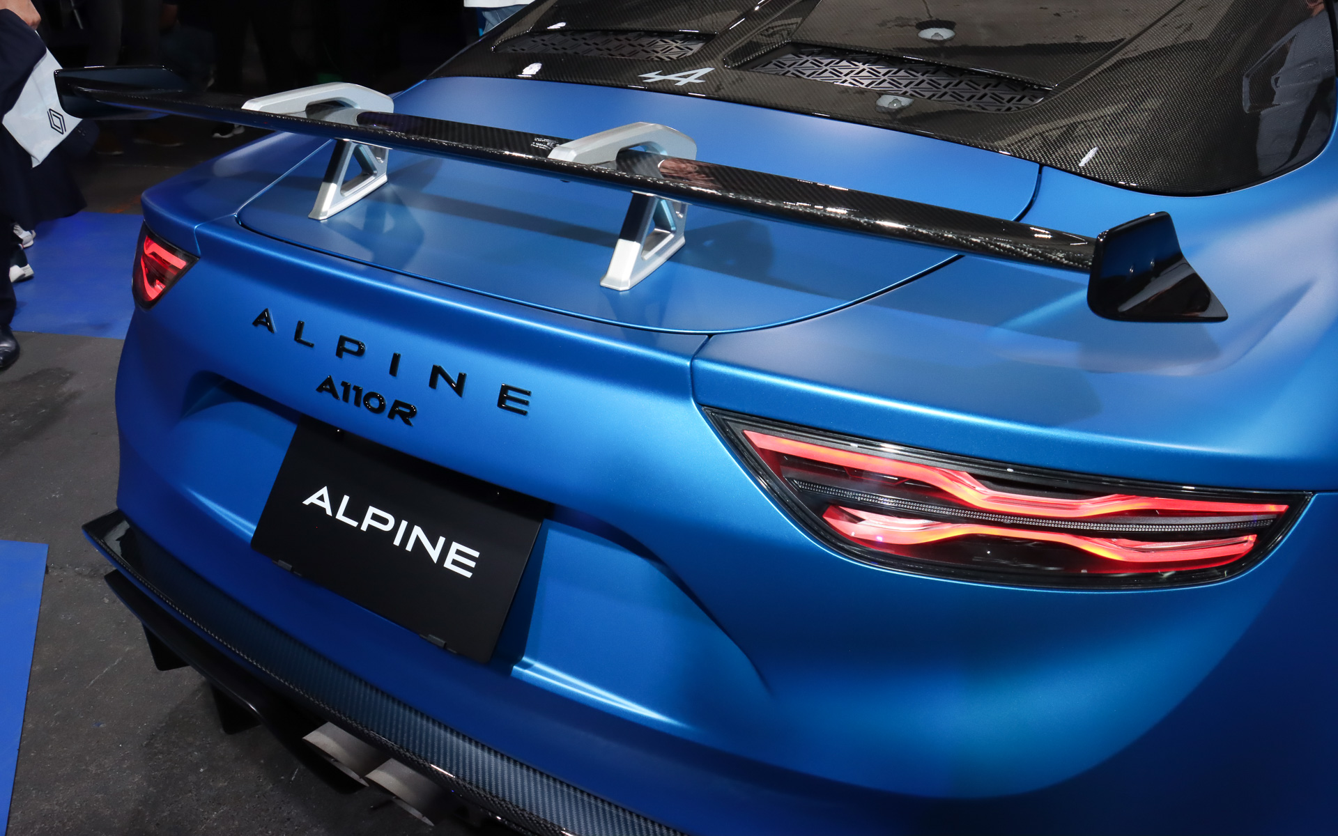 スワンネックマウントを採用するリアスポイラー