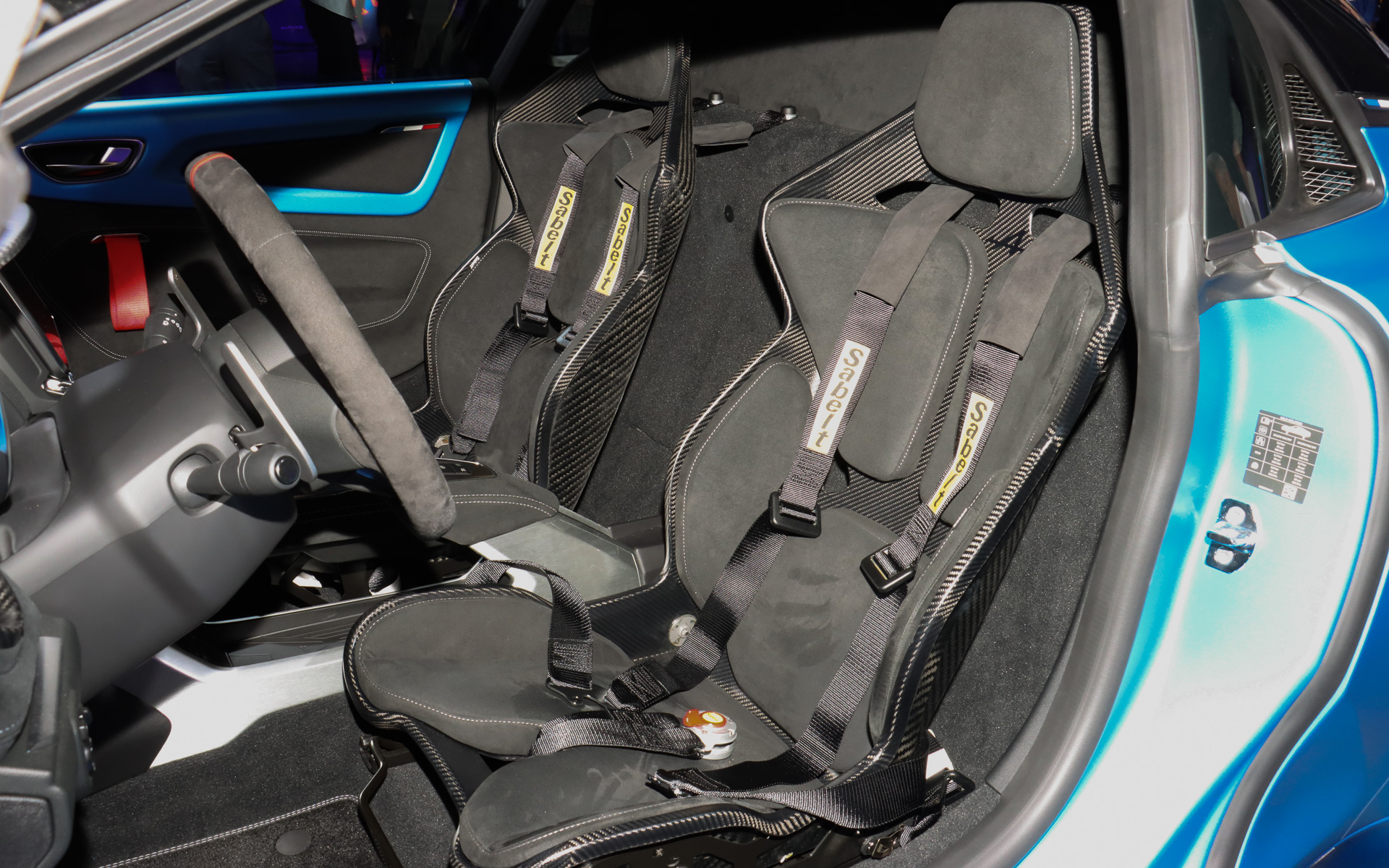 サベルトのカーボンファイバー製シングルシェルシートを標準装備。同じくサベルト製の6点式シートベルトはバックルにシートベルトリマインダーも備え、各種基準をクリアして公道での使用を可能としている