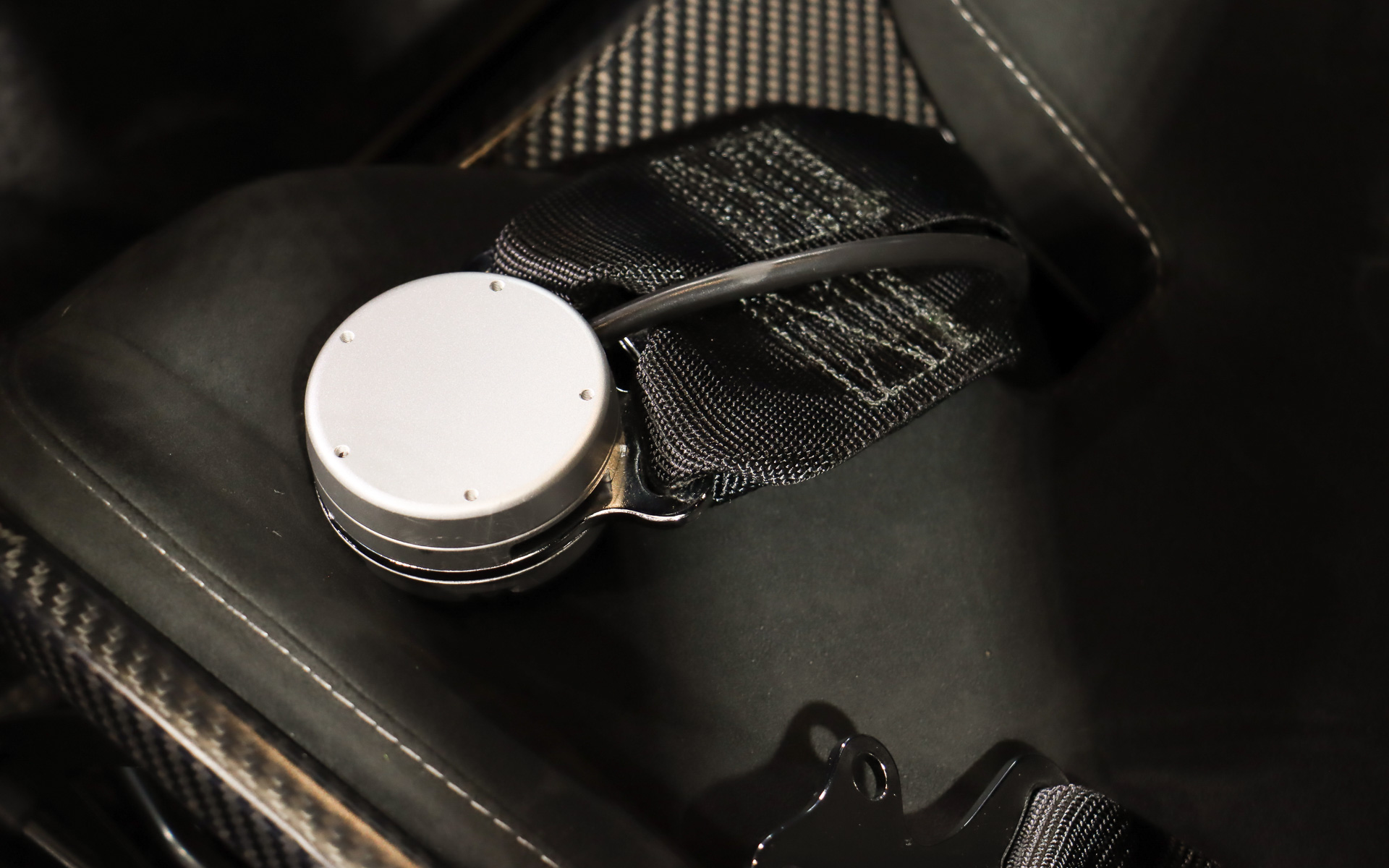 サベルトのカーボンファイバー製シングルシェルシートを標準装備。同じくサベルト製の6点式シートベルトはバックルにシートベルトリマインダーも備え、各種基準をクリアして公道での使用を可能としている