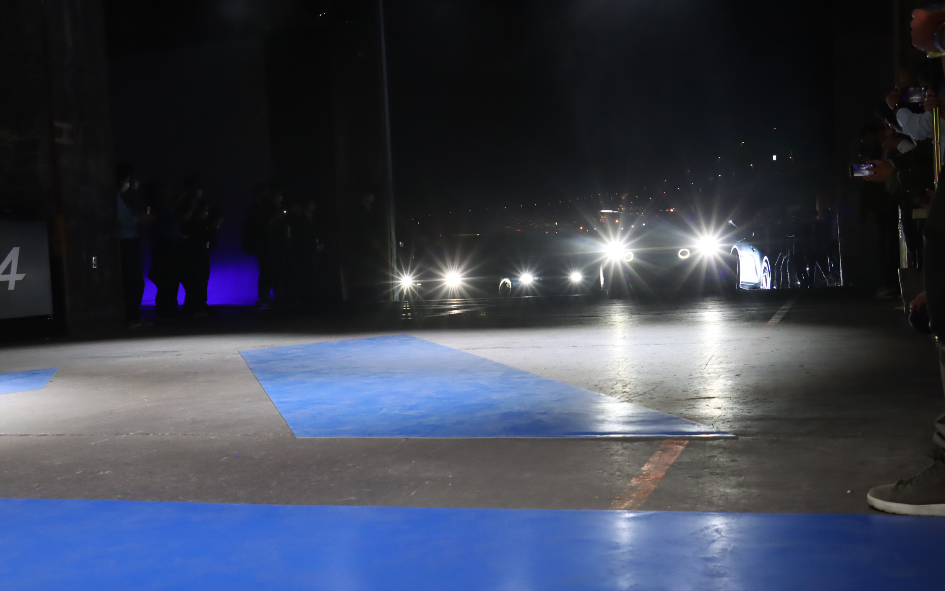 エステバン・オコン選手がステアリングを握り、A110 Rが会場に登場