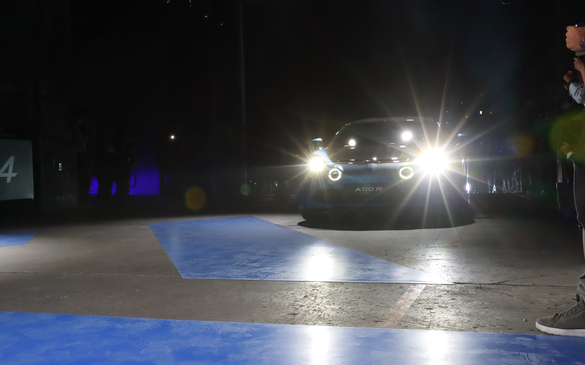 エステバン・オコン選手がステアリングを握り、A110 Rが会場に登場