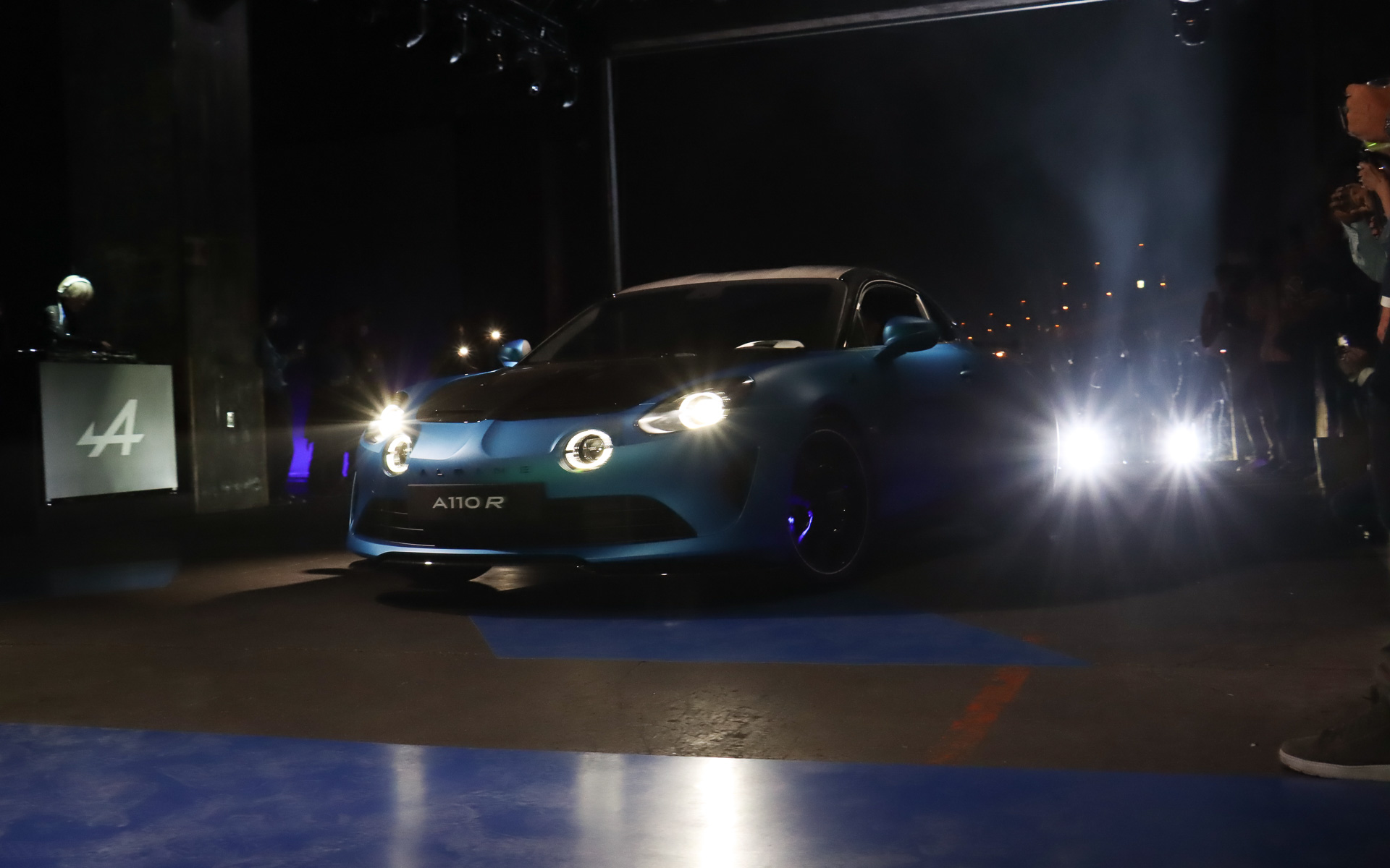 エステバン・オコン選手がステアリングを握り、A110 Rが会場に登場