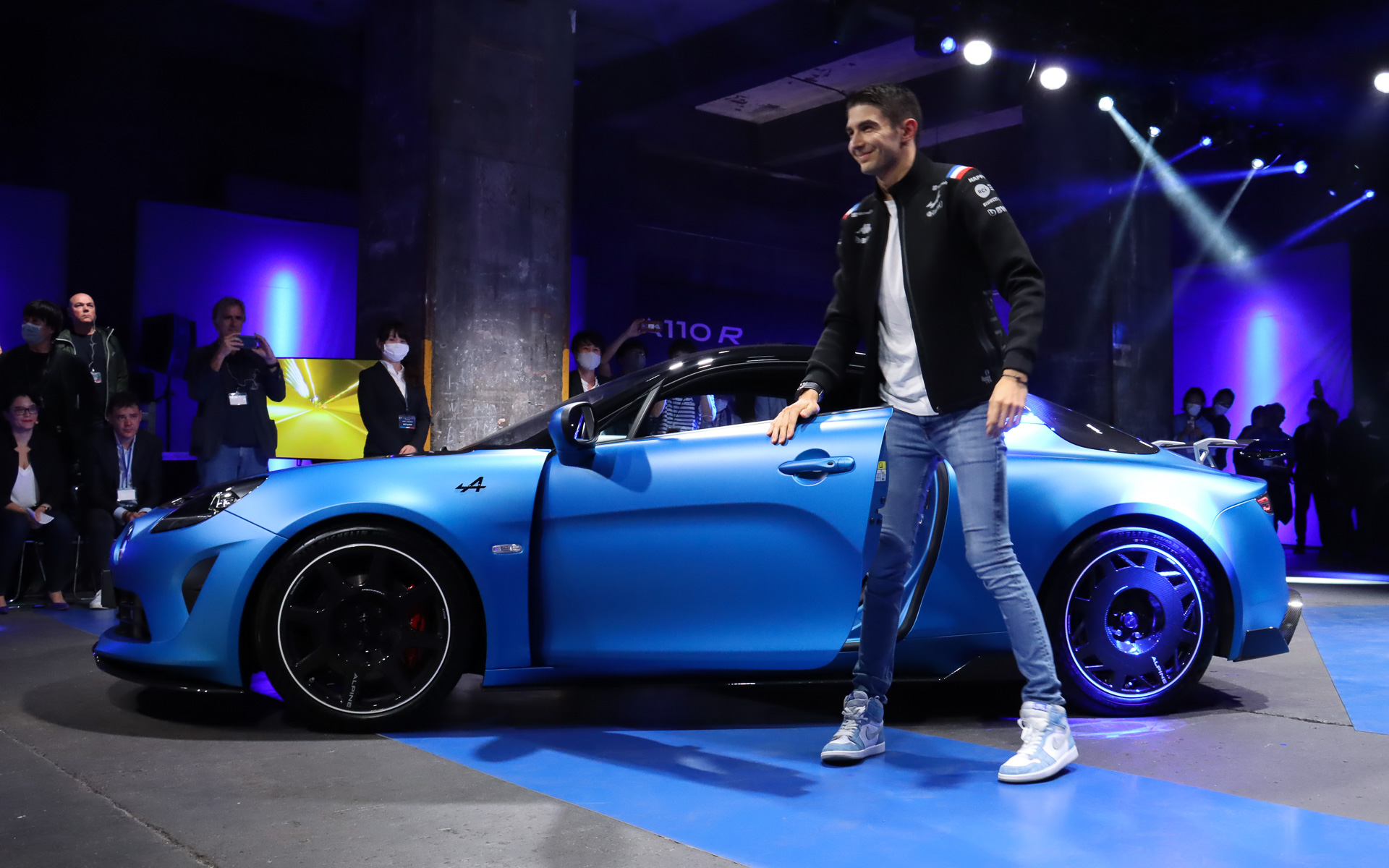 エステバン・オコン選手がステアリングを握り、A110 Rが会場に登場