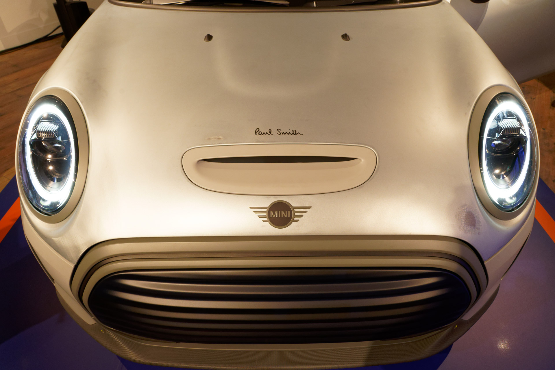 ボンネットまわり。外装の傷のように見える部分も磨いたりせず、そのままの状態に