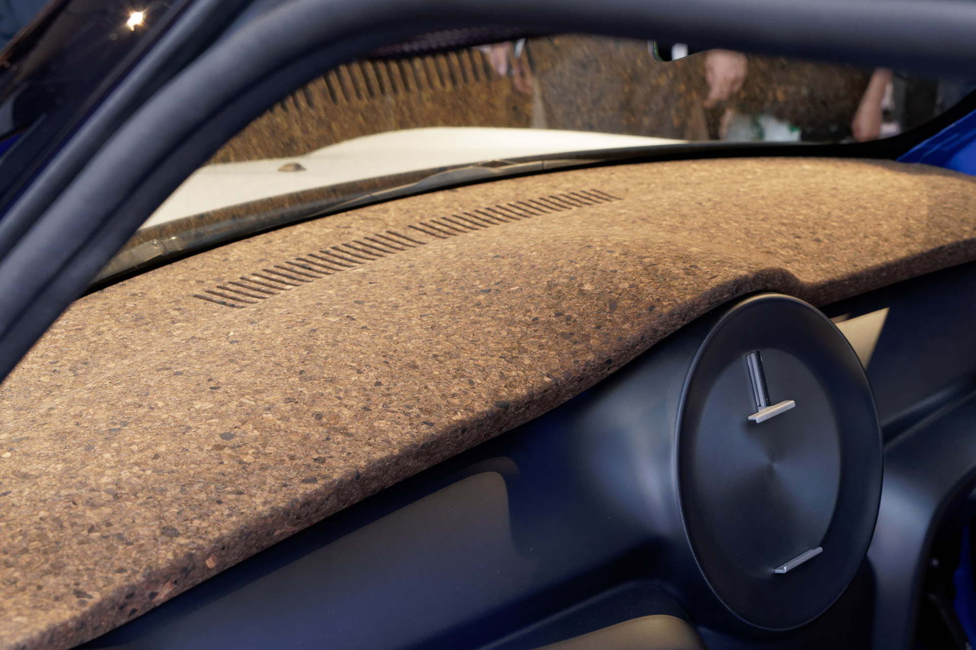 ダッシュボードなどはコルク製。化学的な接着剤は使わず、樹液で固めたという