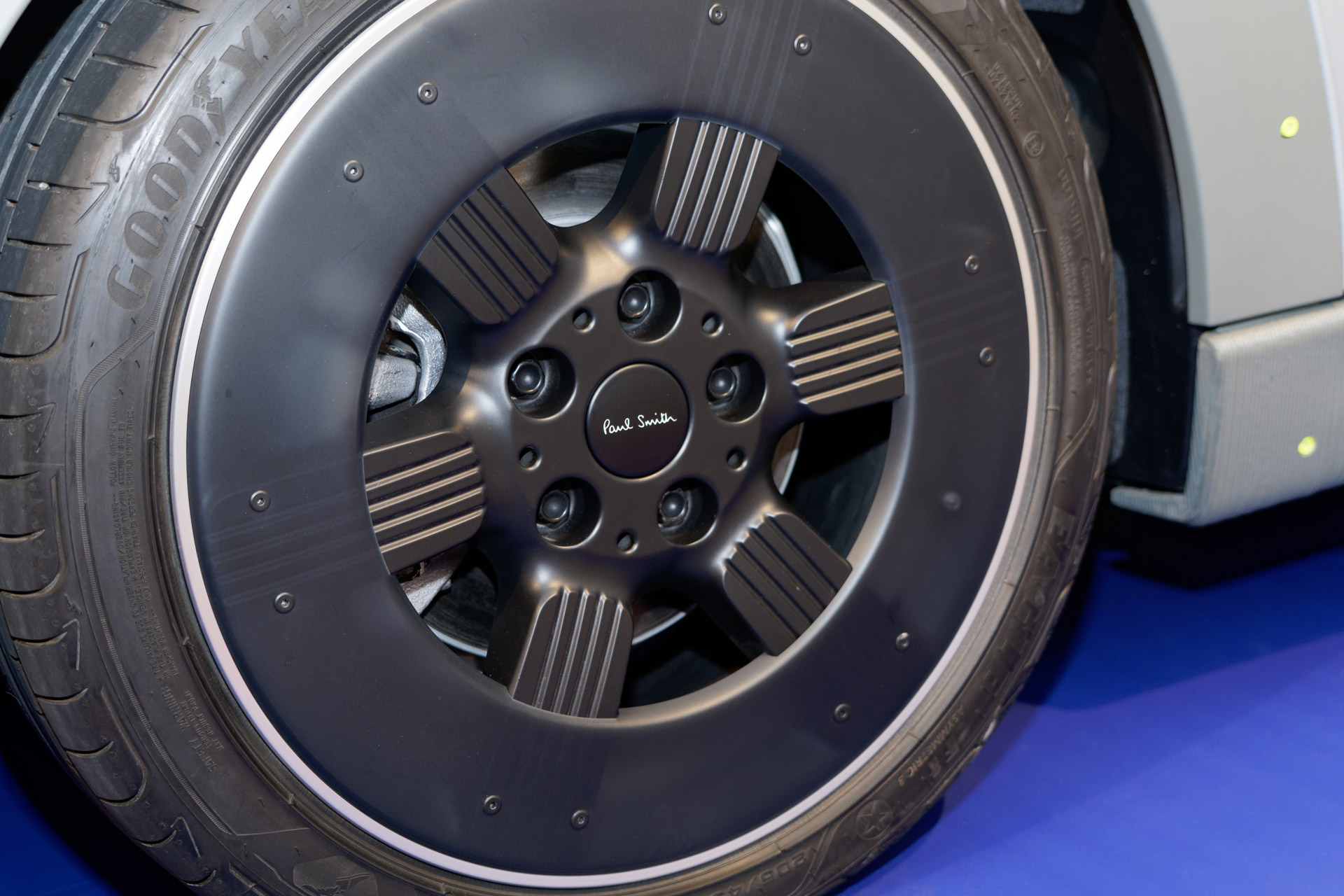 ホイールにポール・スミスのロゴ