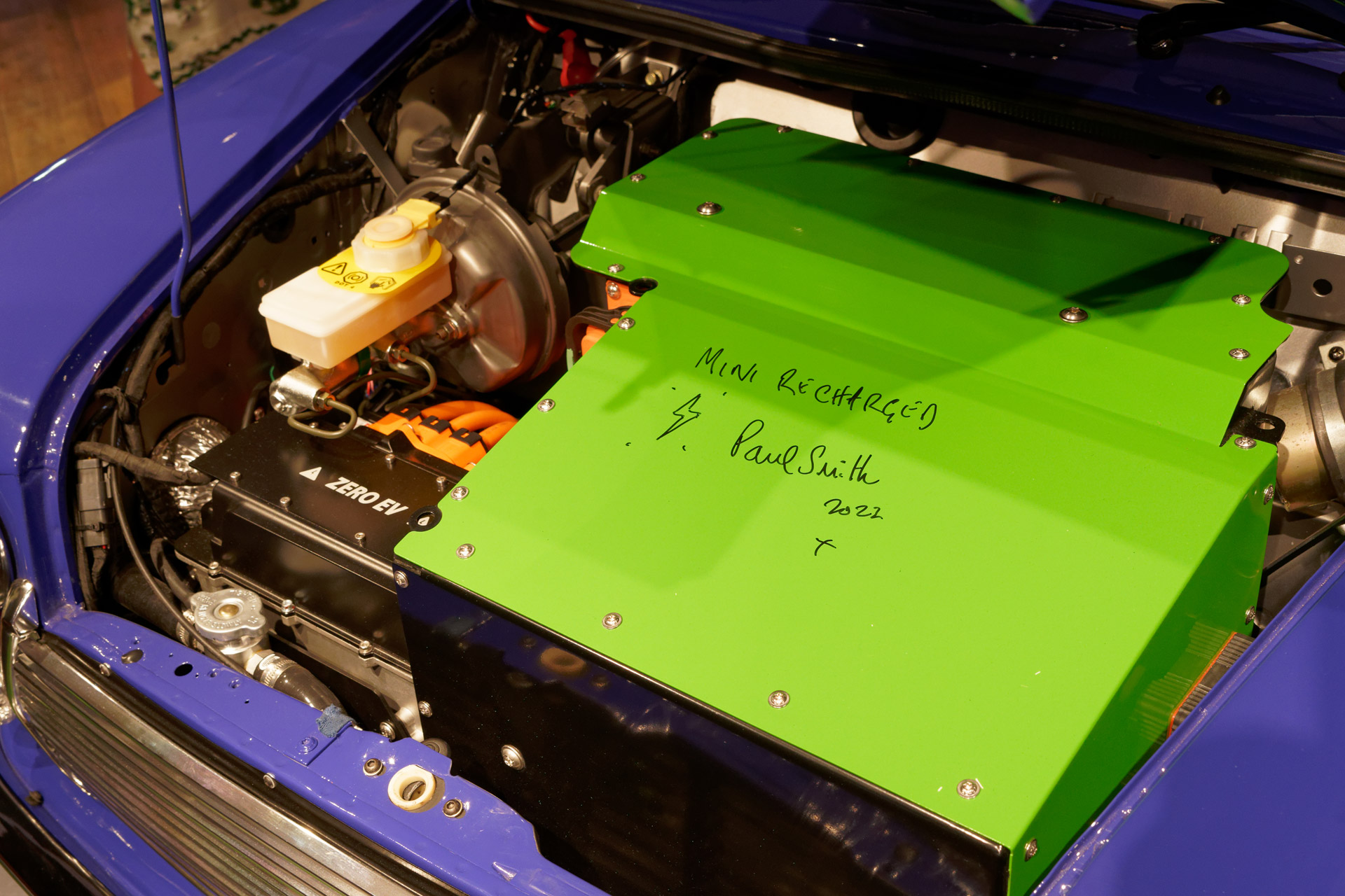 ボンネットを開けるとポール・スミス氏のサインが