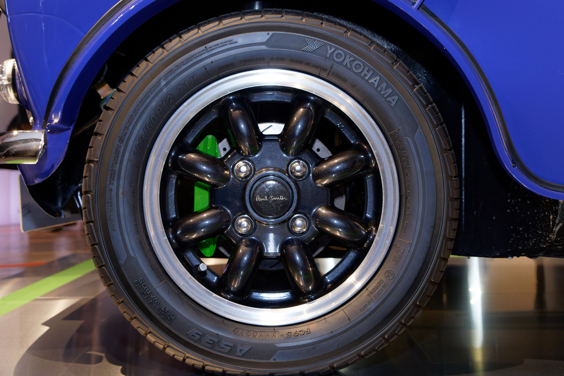 ホイールにはやはりポール・スミスのロゴ