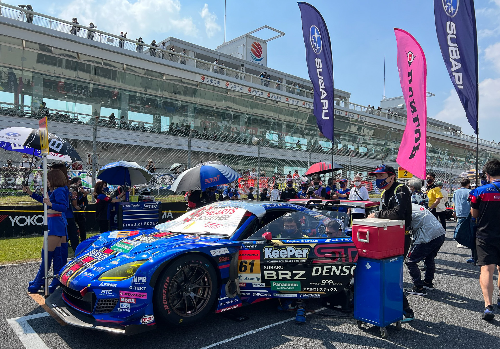 タイヤロゴステッカーや応援フラッグを含めてピンクになっていた