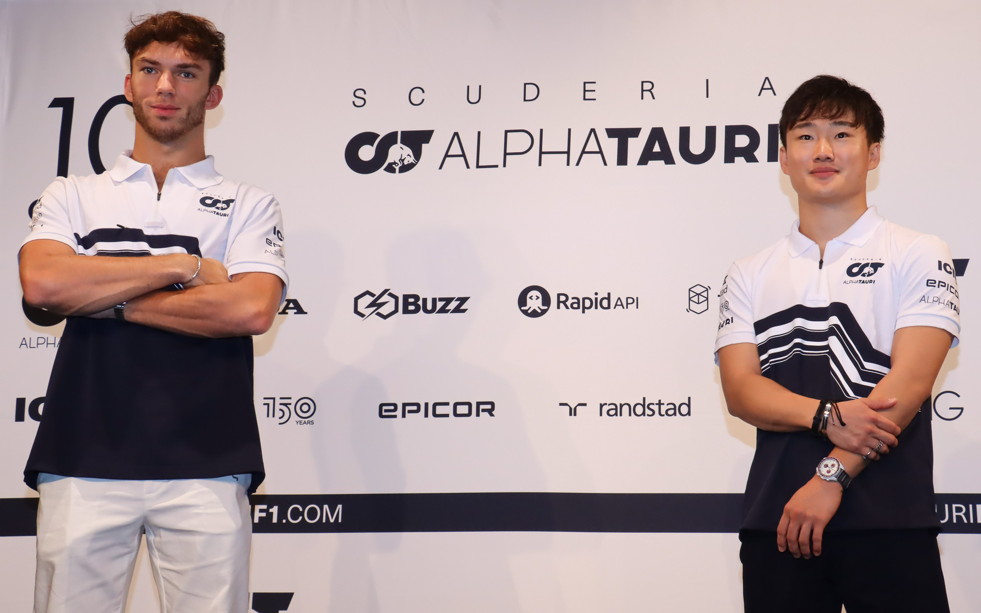 F1チーム Scuderia AlphaTauriのピエール・ガスリー選手（左）と角田裕毅選手（右）がメディアセッションに臨み、さまざまな質問に答えた