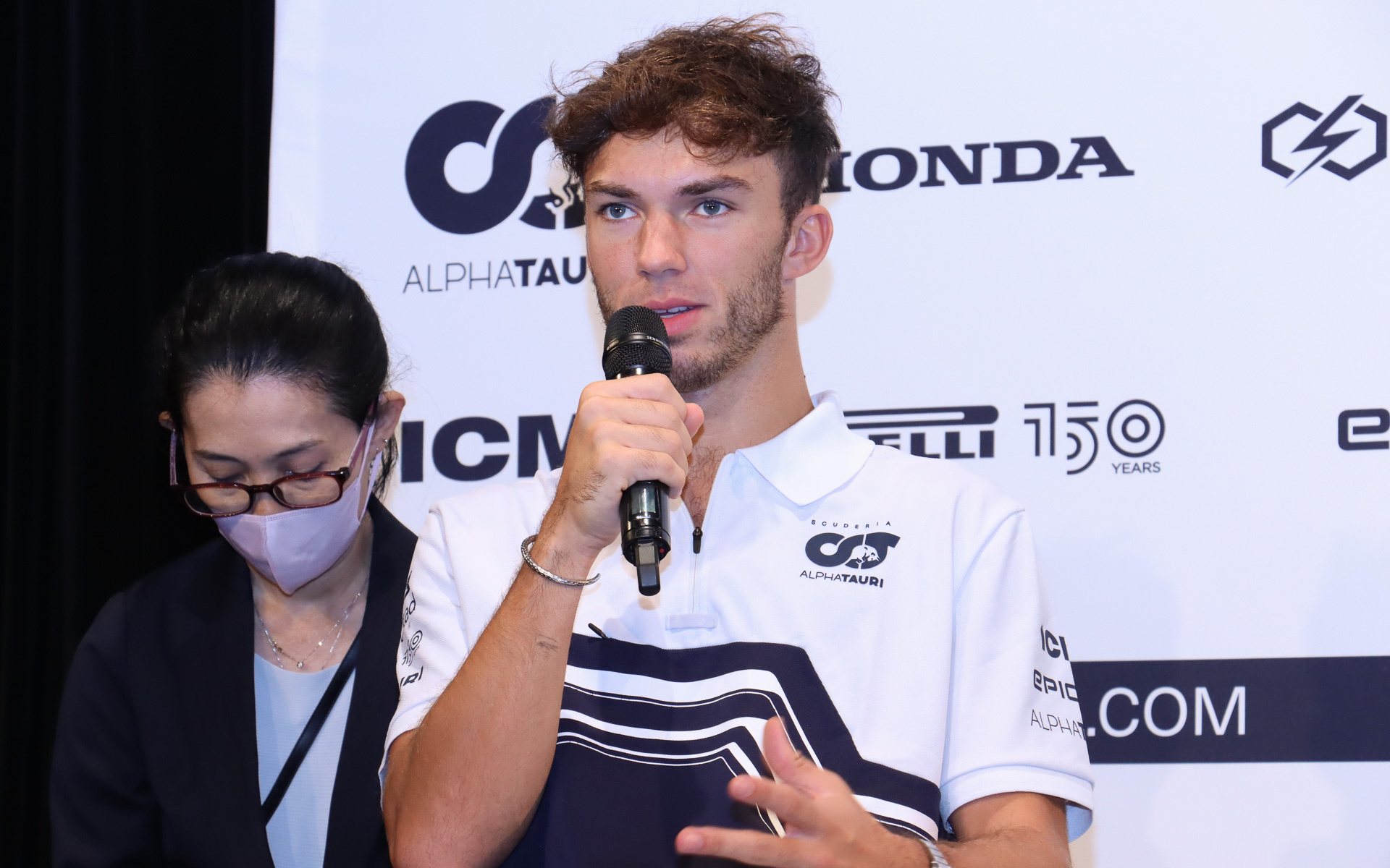 鈴鹿サーキットで初めてファンに囲まれたときの経験について語るガスリー選手