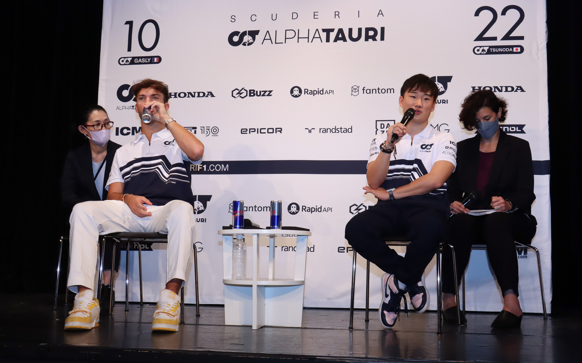 回答の合間に両選手が喉を潤すのは、もちろんレッドブル