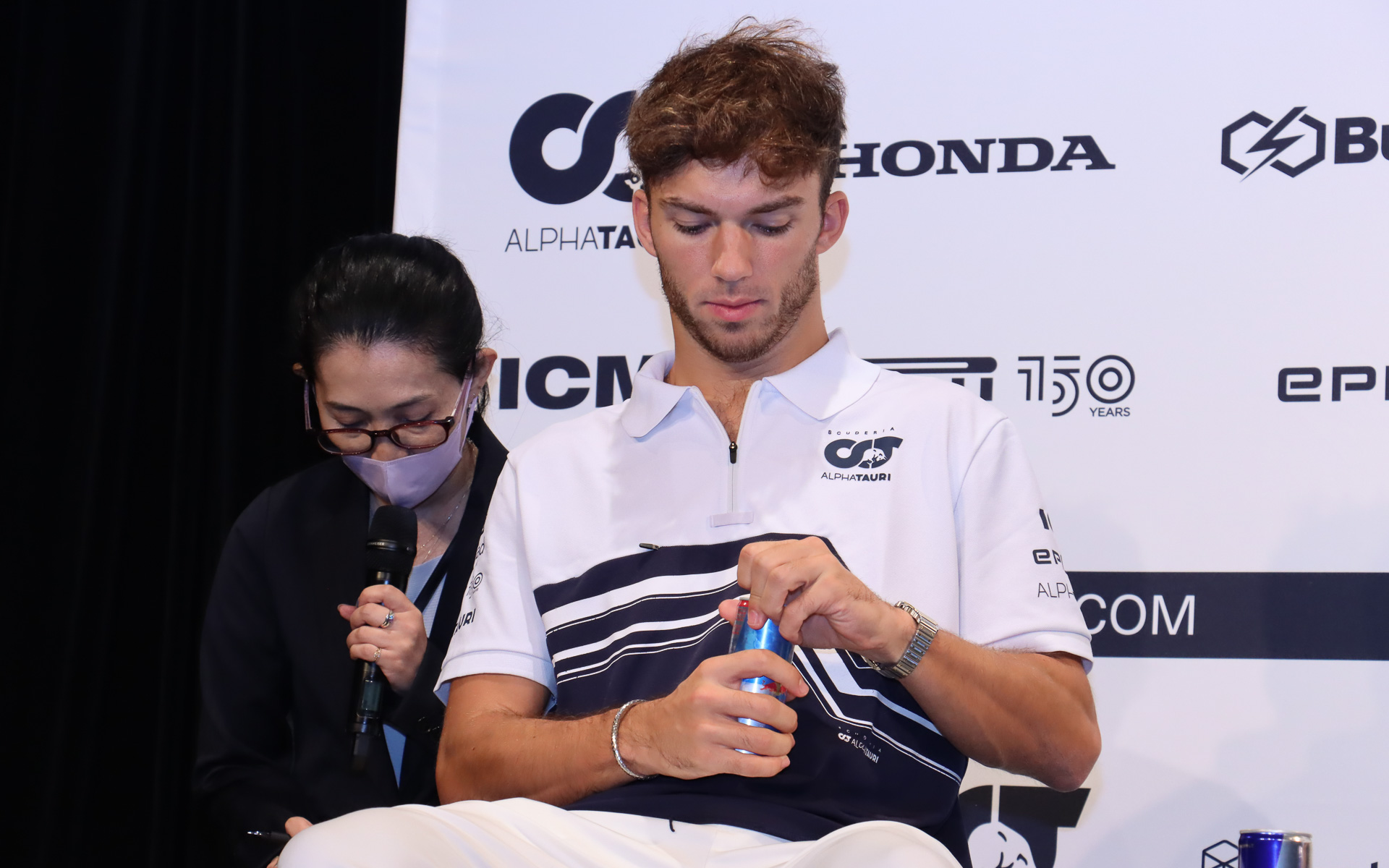 回答の合間に両選手が喉を潤すのは、もちろんレッドブル