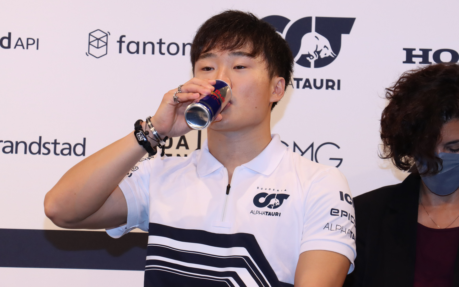 ガスリー選手は「レッドブル・シュガーフリー」、角田選手は「レッドブル・エナジードリンク」を飲んでいた