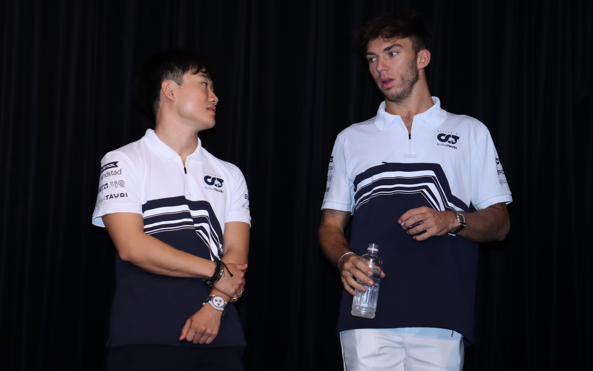 フォトセッションに向けた舞台転換の合間にマイクオフで会話する両選手。どんな話をしていたのだろうか