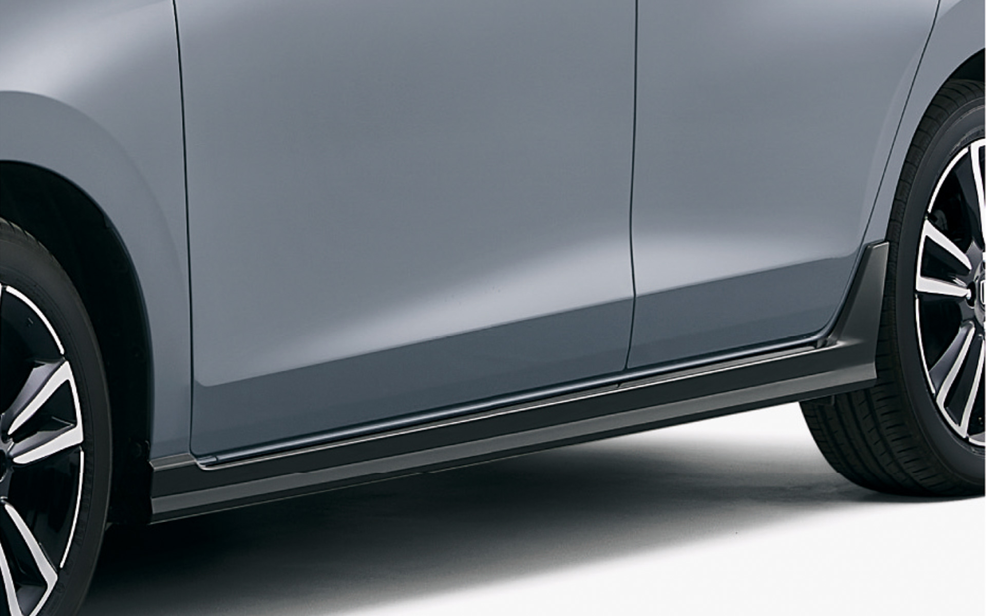 サイドシルガーニッシュもピアノブラック塗装