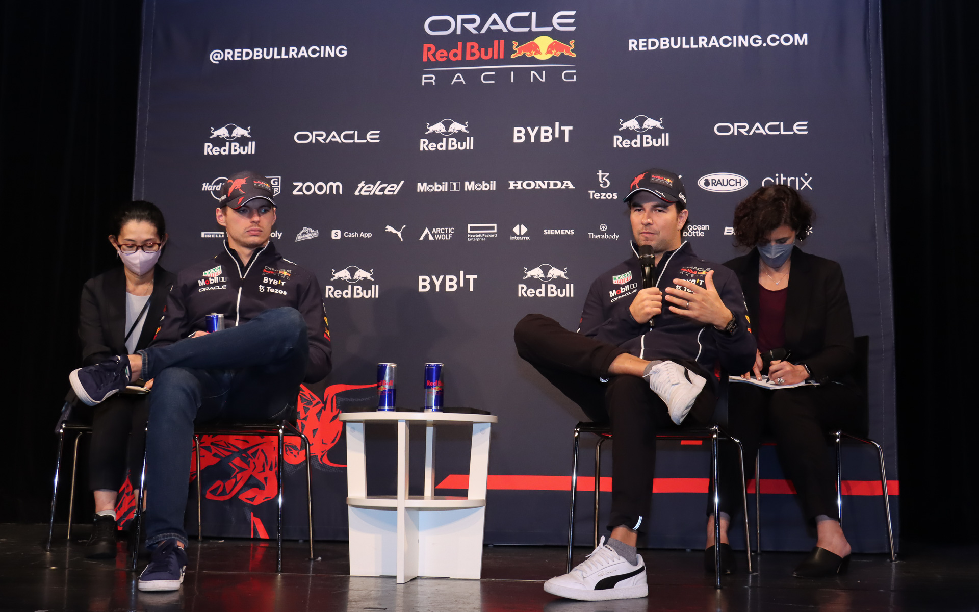 事前に受け付けた質問をスポーツMCアリー氏が読み上げ、両選手が回答するスタイルでメディアセッションが進められた