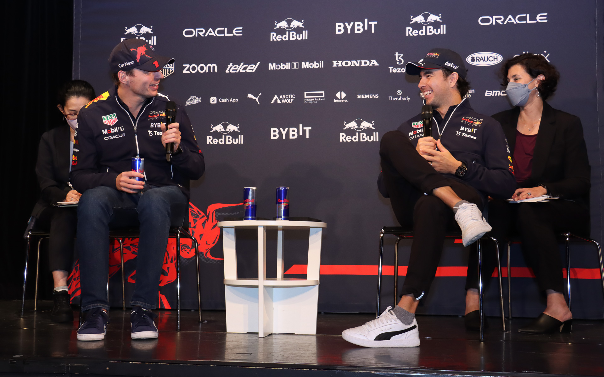 相手の回答中にときどき横から口を挟んで笑い合ったりする両選手。日ごろからコミュニケーションをしっかりと取り合っていることをうかがわせる