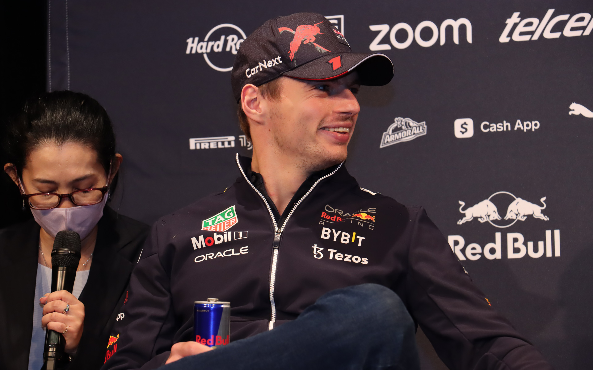 相手の回答中にときどき横から口を挟んで笑い合ったりする両選手。日ごろからコミュニケーションをしっかりと取り合っていることをうかがわせる