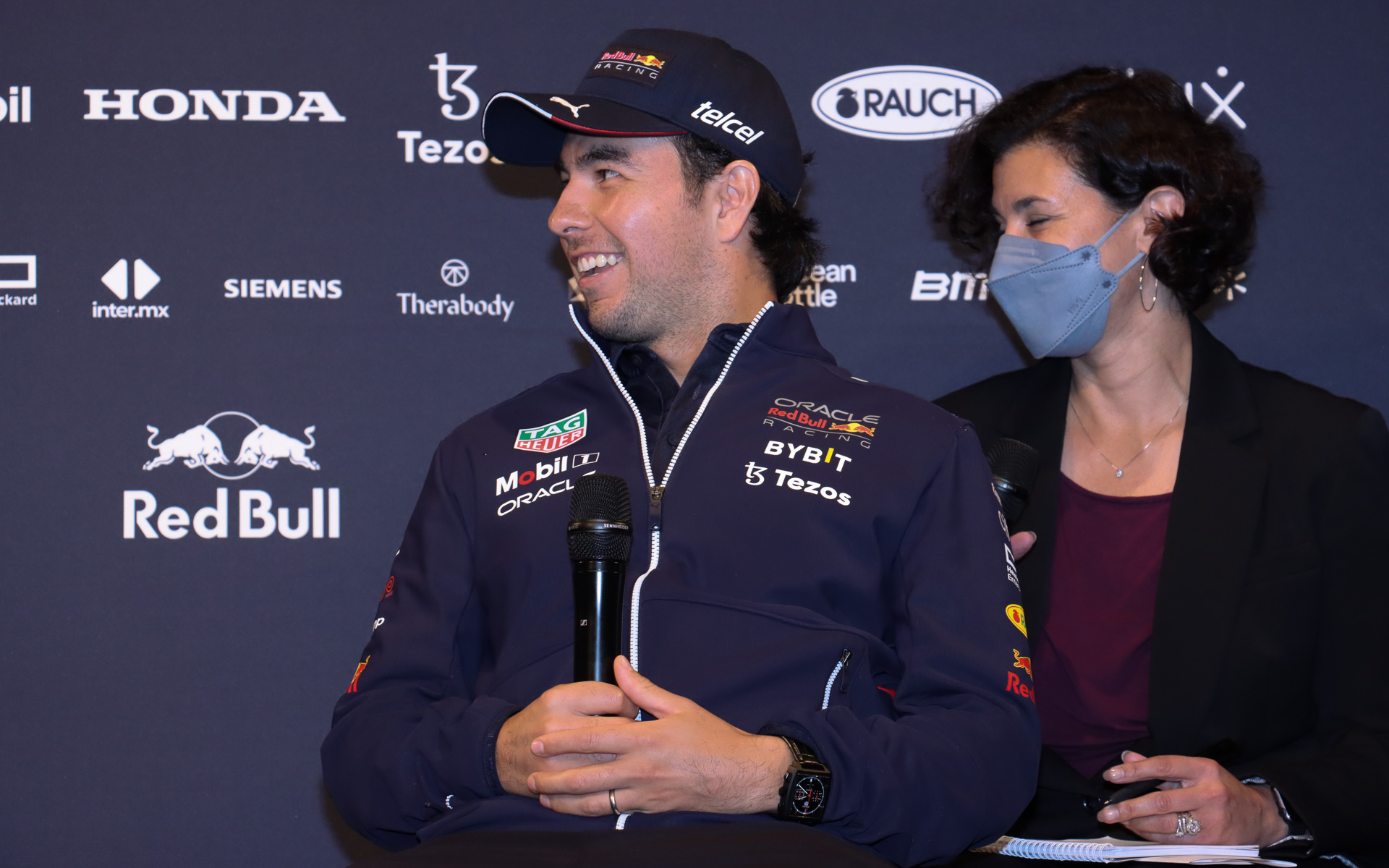 相手の回答中にときどき横から口を挟んで笑い合ったりする両選手。日ごろからコミュニケーションをしっかりと取り合っていることをうかがわせる