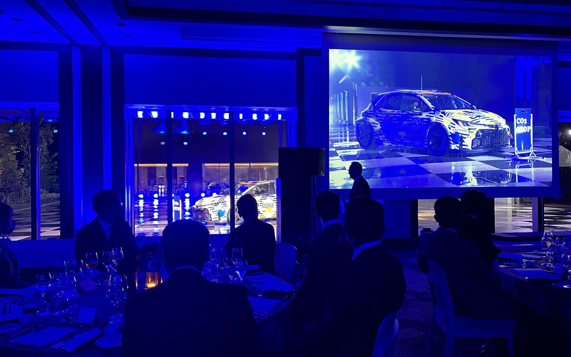 オープニングに水素カローラが登場。サプライズドライバーは千代勝正選手