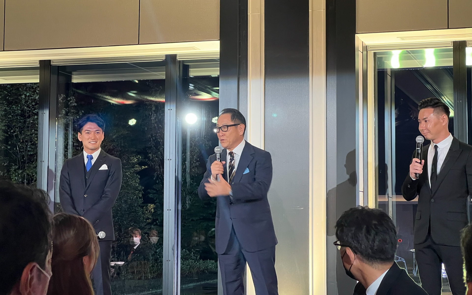 富士スピードウェイホテル開業レセプションのホストである豊田章男氏（中央）と、幹事の小林可夢偉選手（右）、千代勝正選手（左）