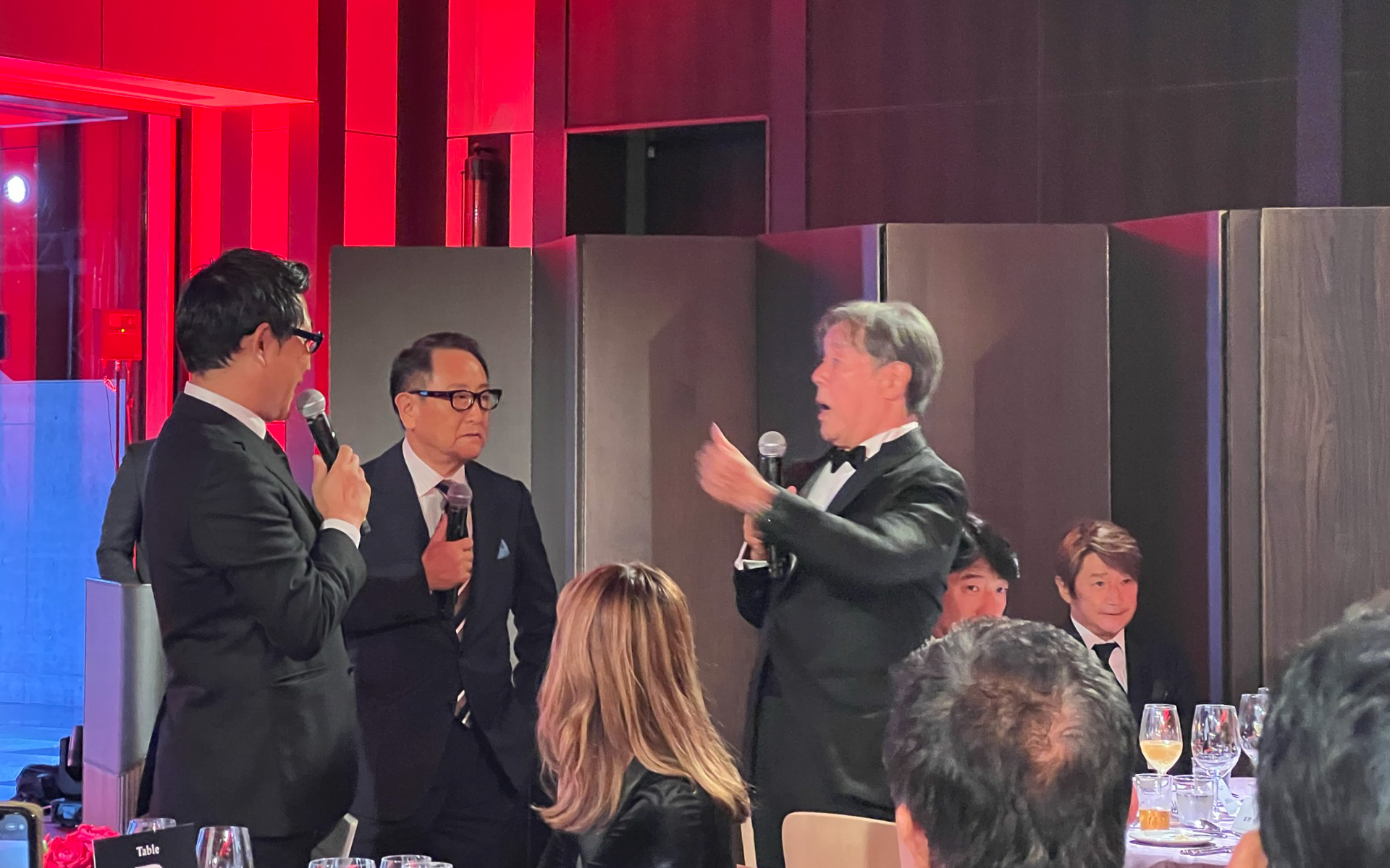 星野一義氏（右）はノリノリ。クイズも真っ先に当てていた