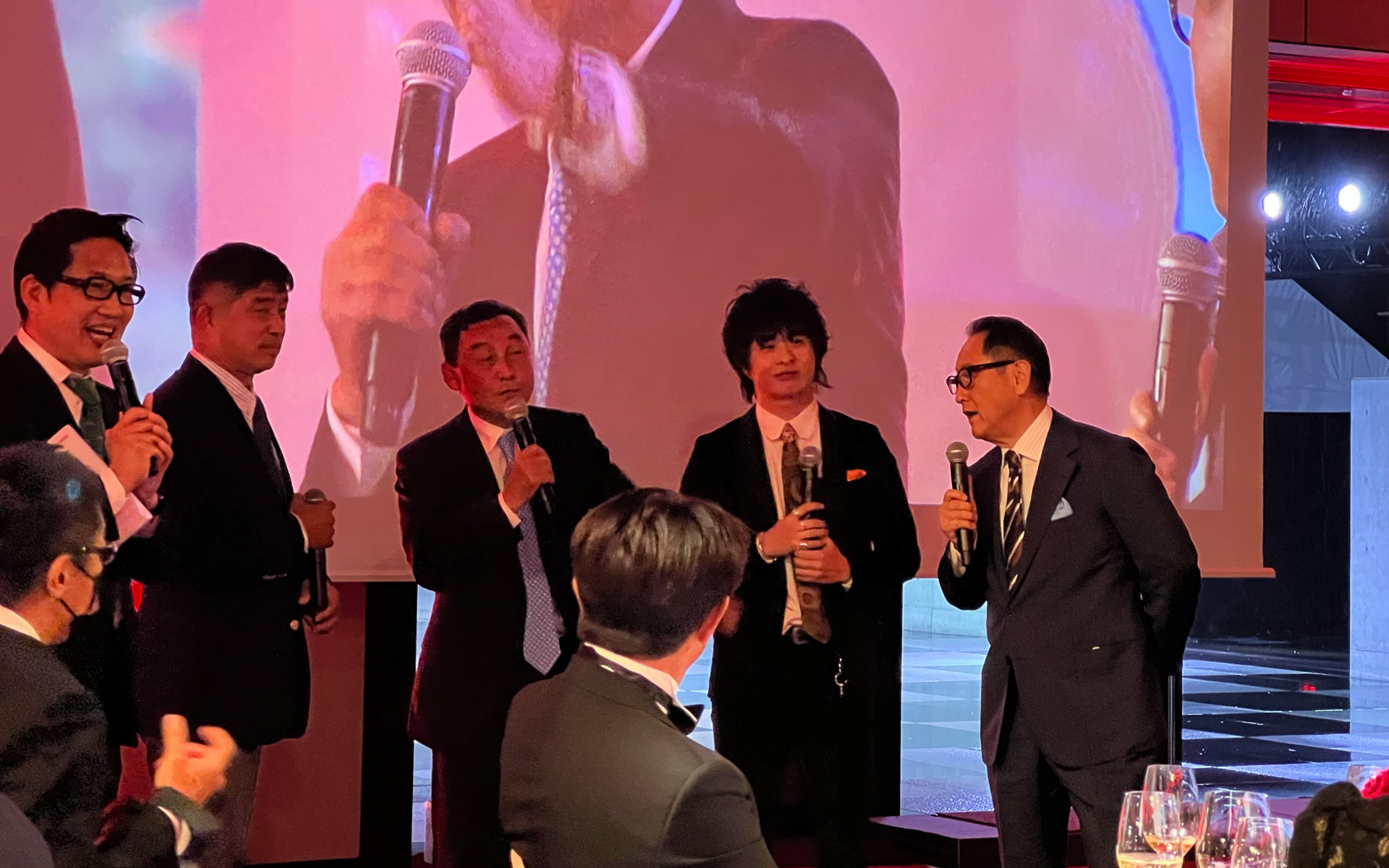 中嶋悟氏（中央）、大湯都史樹選手（中央右）、HRC 稲葉隻氏（中央左）らとのインタビュートーク