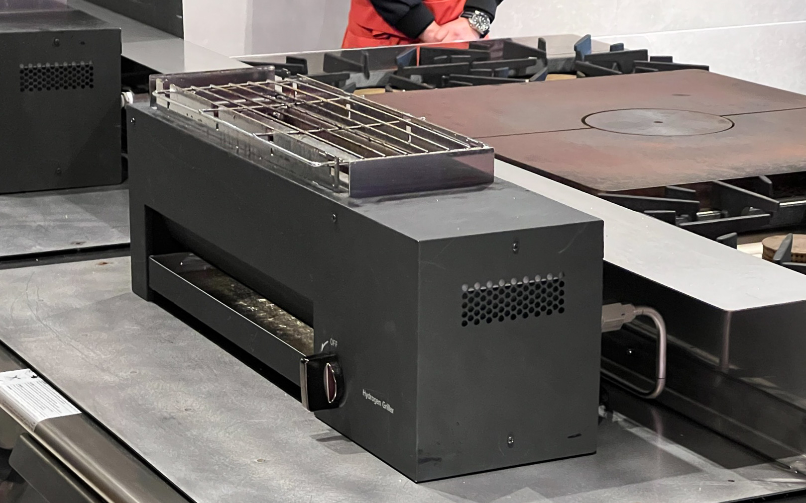 意外とできあがっている水素コンロ。右下に「Hydrogen Grilled」の文字が読み取れる