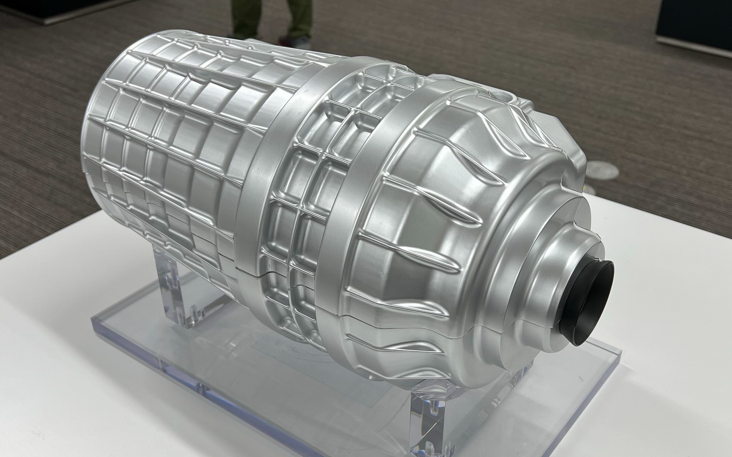 右45度から、下面などの撮影は禁止となっていた