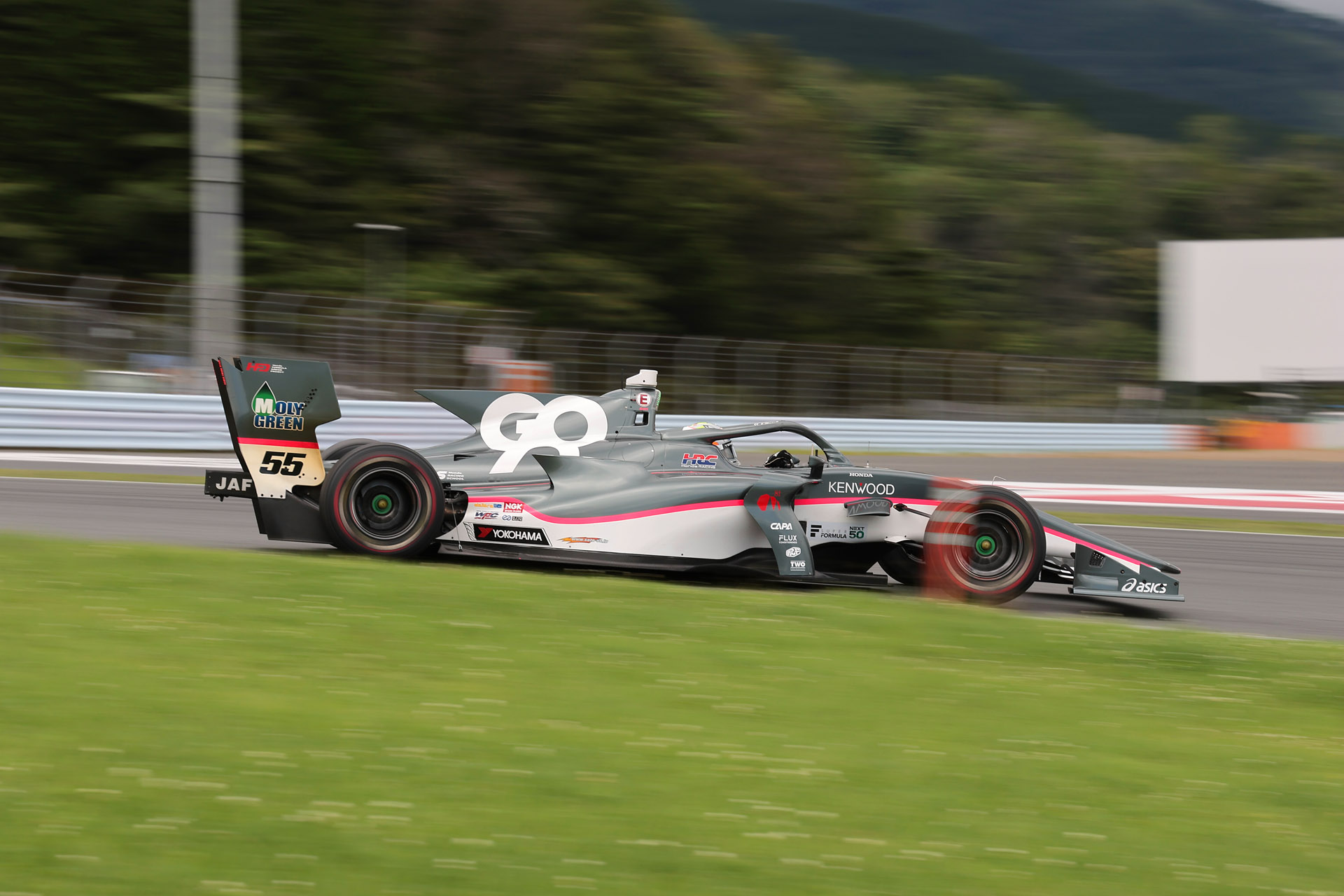 メカシャッターで撮影。背景の柱、金網の支柱、看板は真っ直ぐ立っている