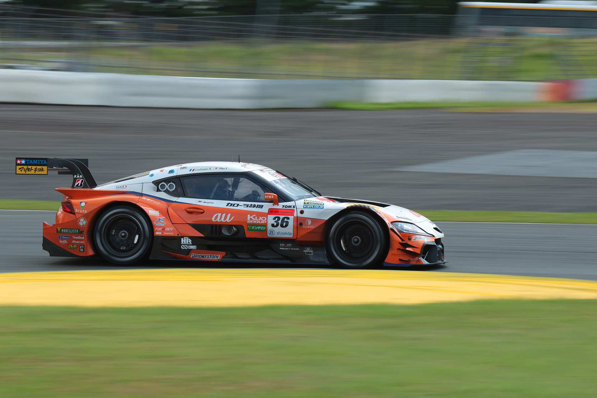 ガードレールより上の建造物は傾いている